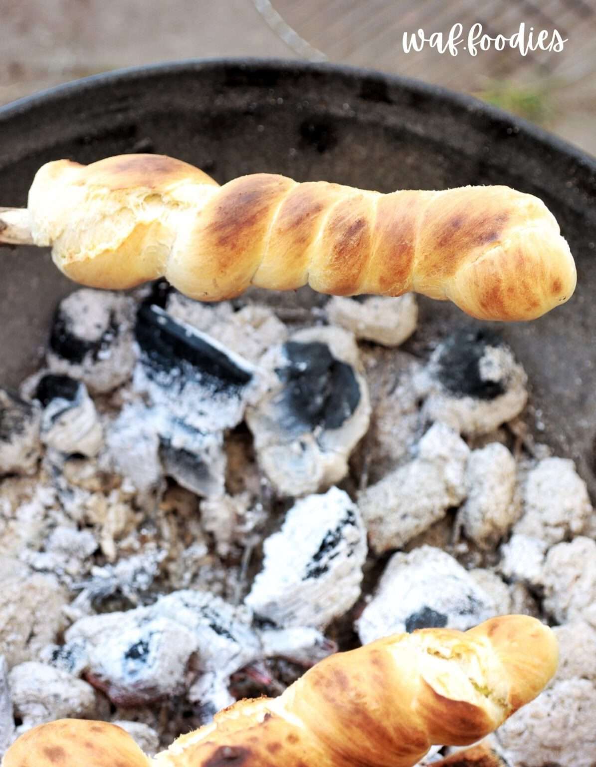 Einfaches Rezept Veganes Stockbrot ohne Hefe für den Grill