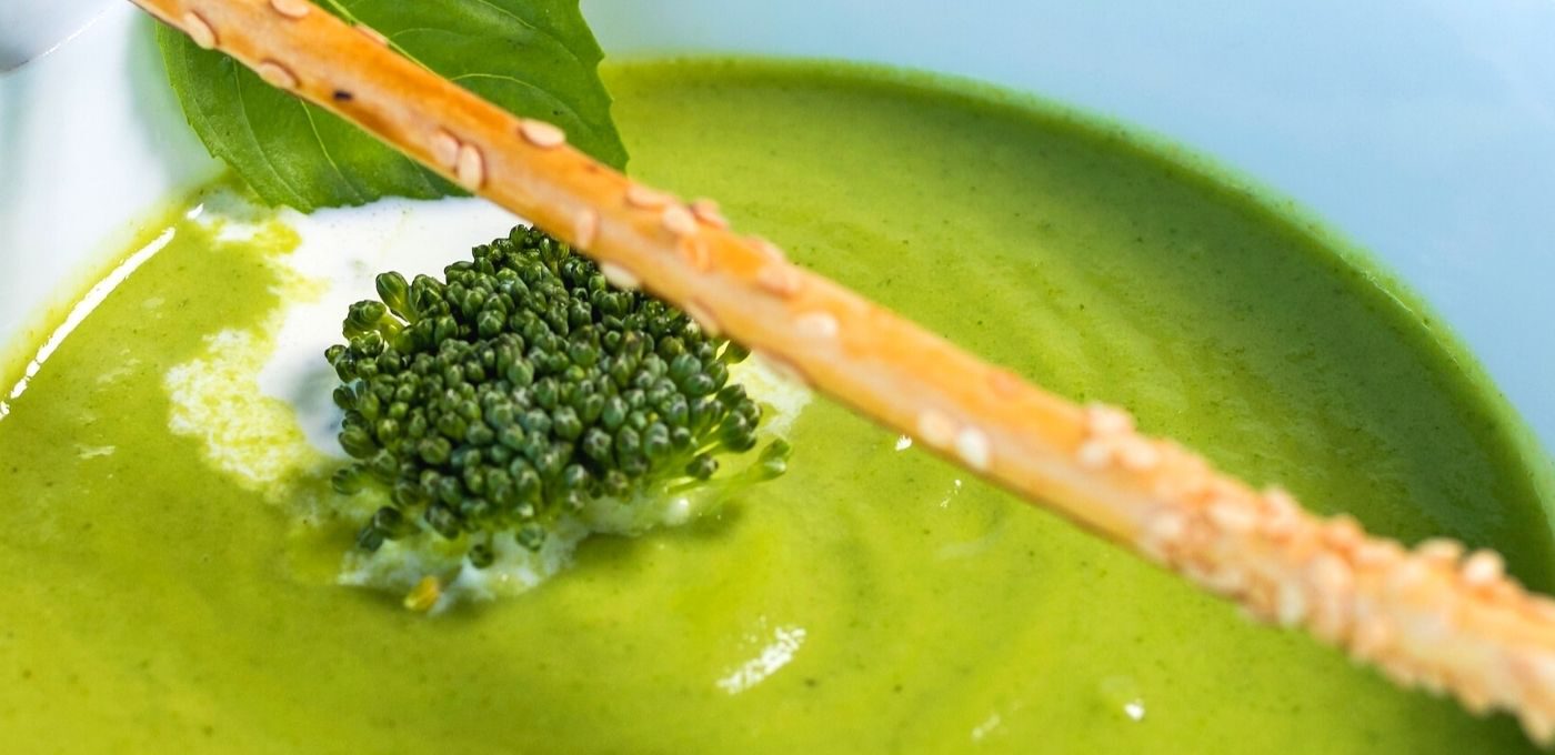 Brokkoli-Erbsen-Suppe mit Topping