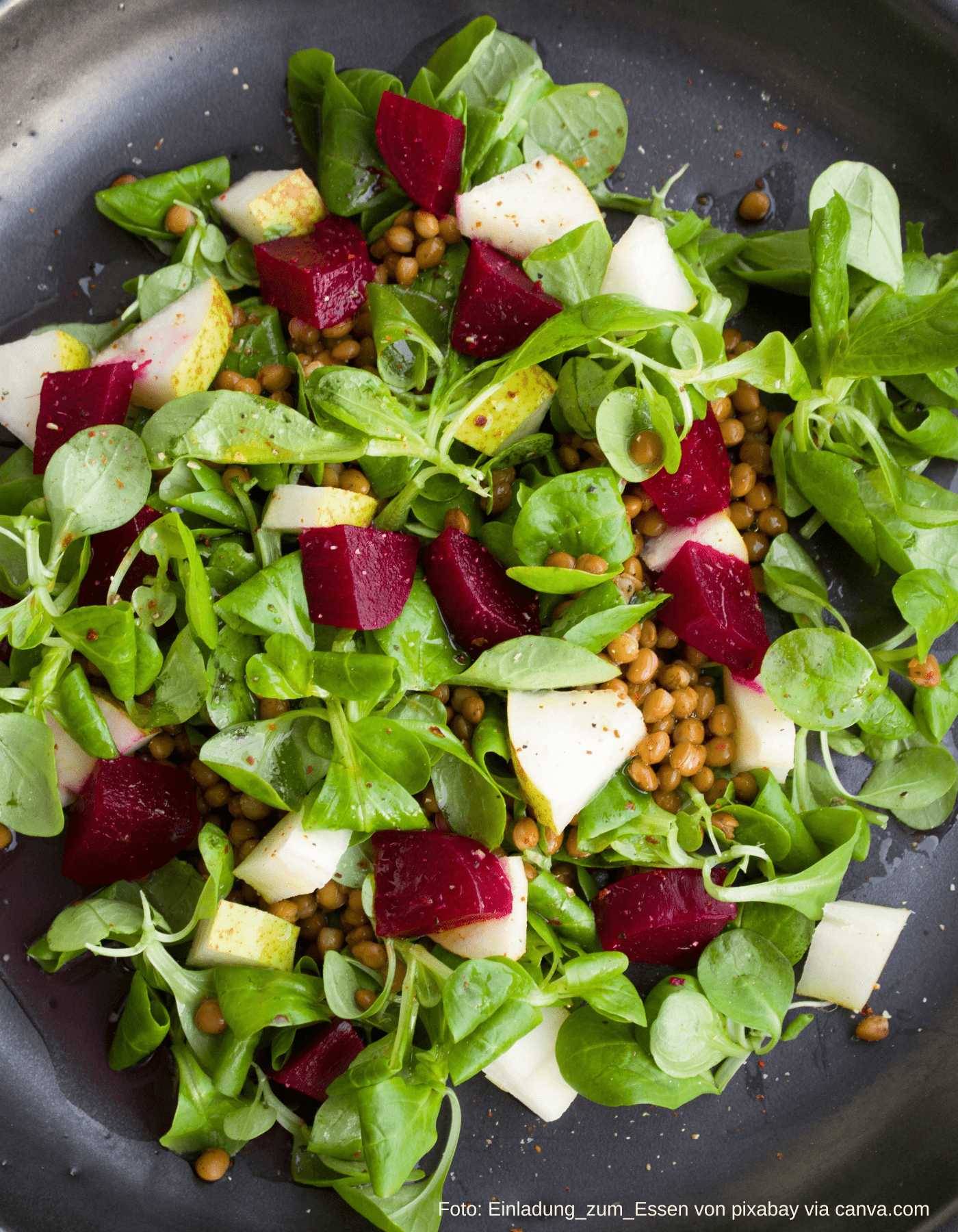 Frischer Feldsalat mit Birne und Rote Bete auf einem weißen Teller angerichtet