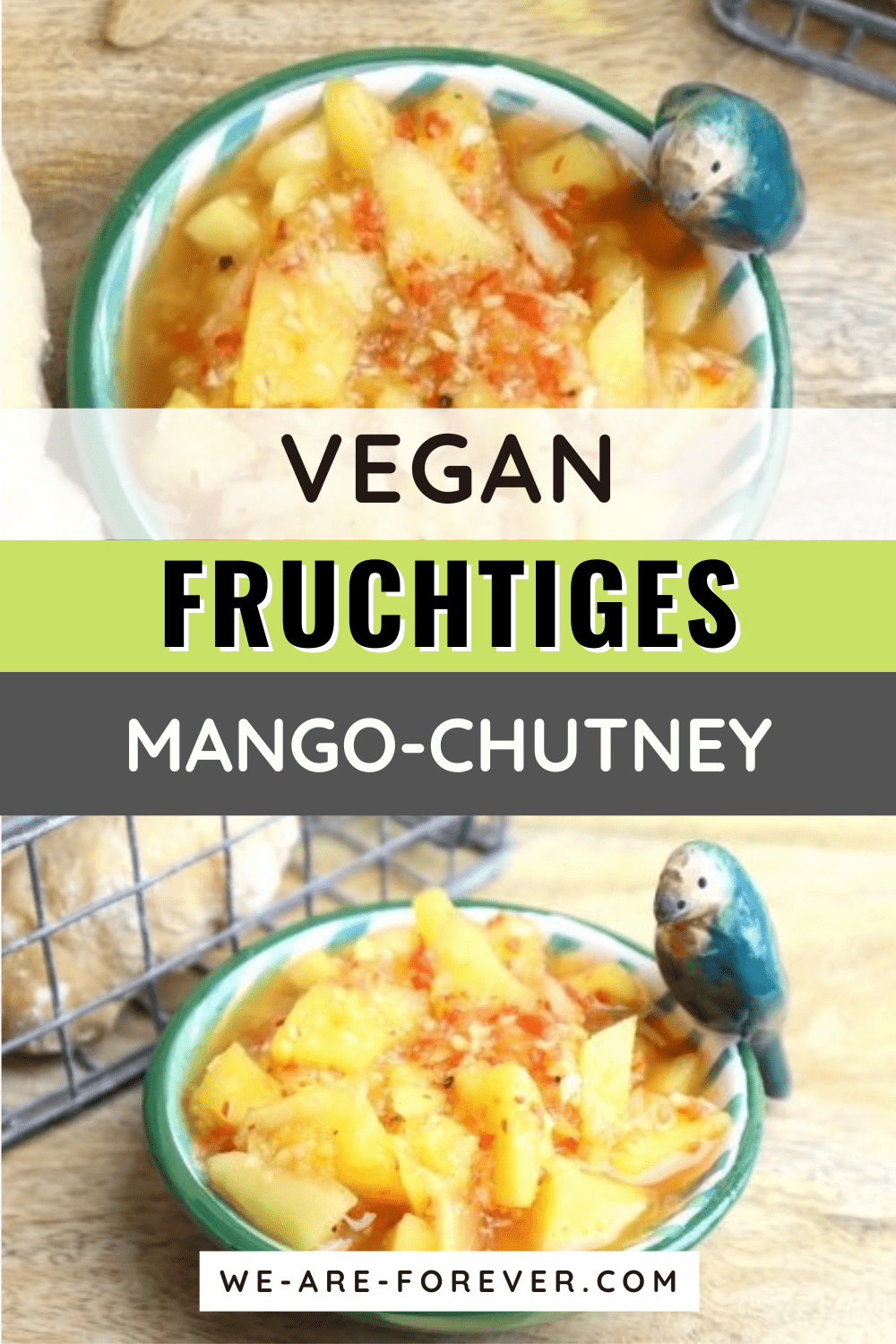 Frisch zubereitetes Mango Chutney ohne Kochen in einem Schraubglas, umgeben von geschnittenem Ingwer, Chili und Mango auf einem hellen Holzbrett.