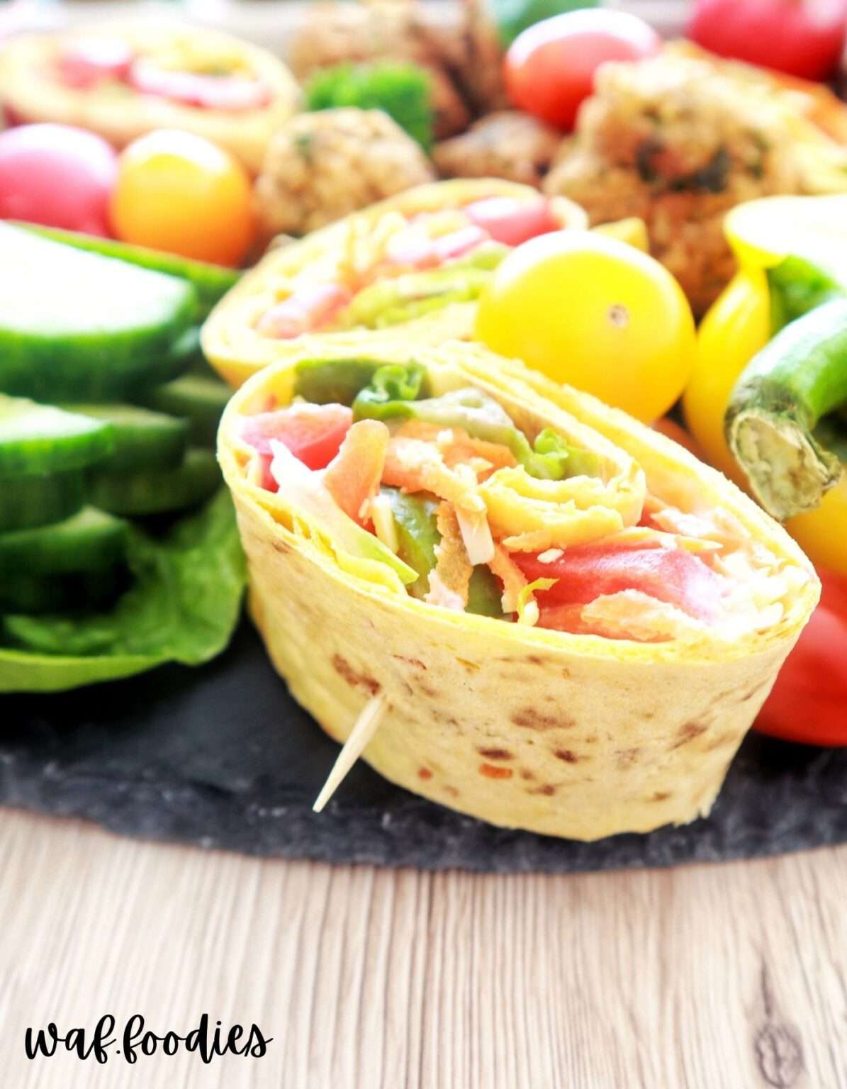 Vegane Mini Wraps Wrapschnecken gefüllt mit veganem Käse & Gemüse