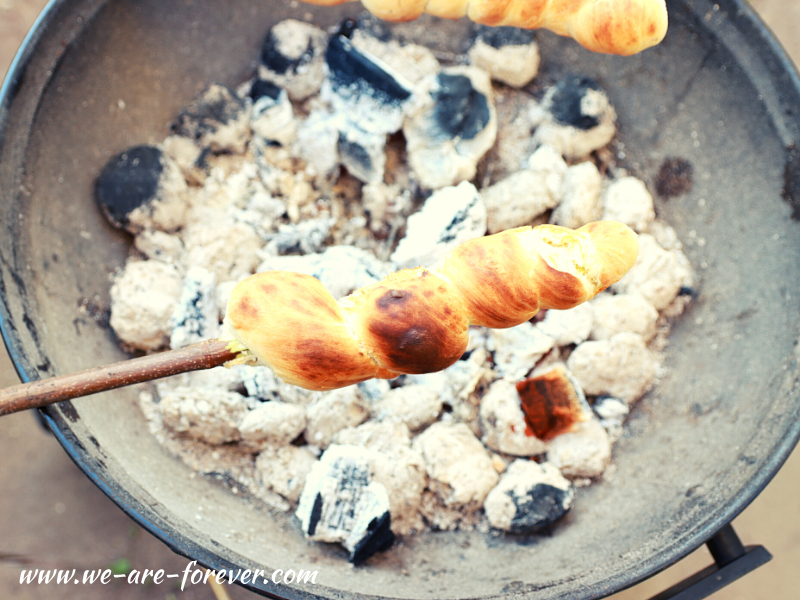 Einfaches Rezept: Veganes Stockbrot ohne Hefe für den Grill