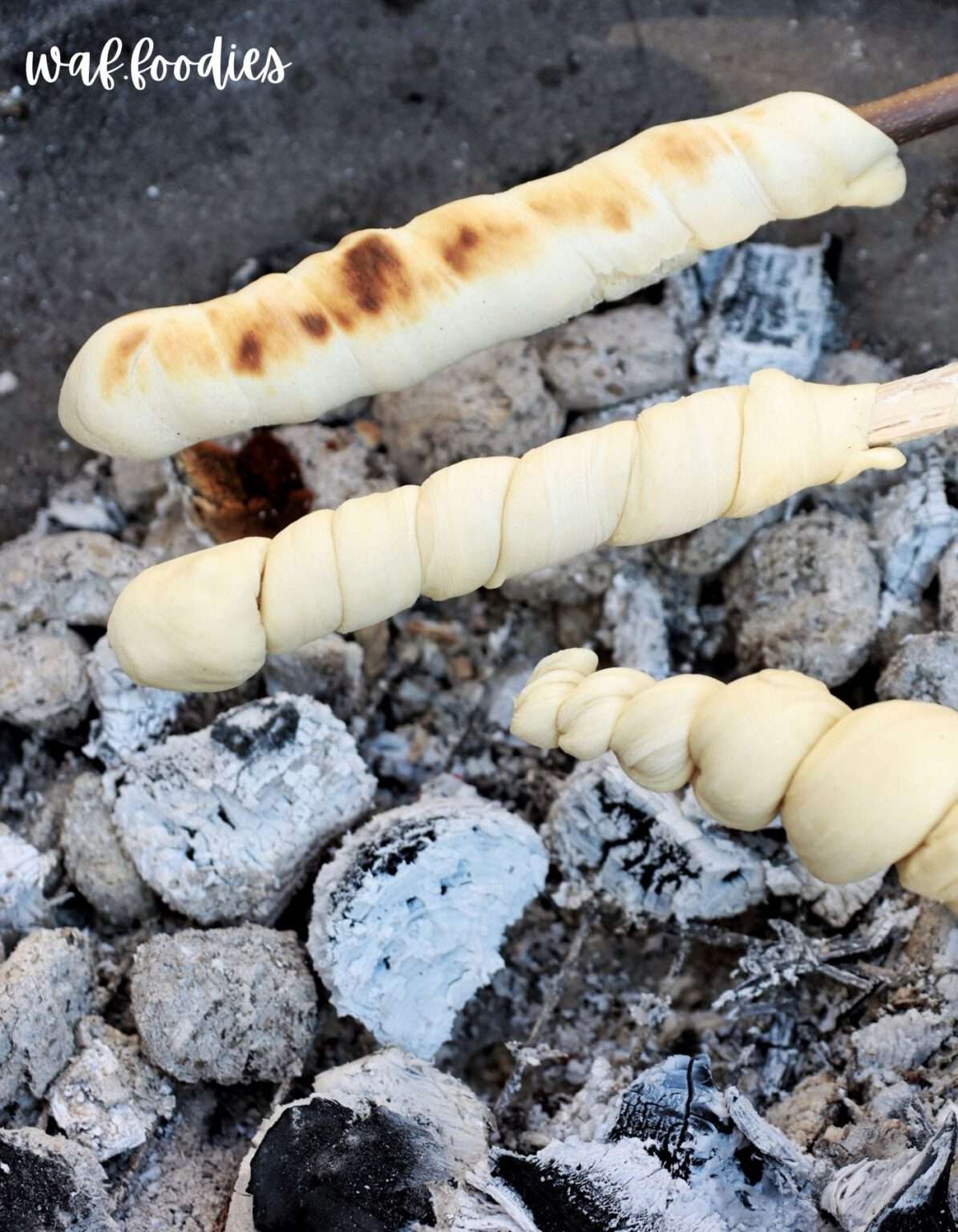 Einfaches Rezept: Veganes Stockbrot ohne Hefe für den Grill