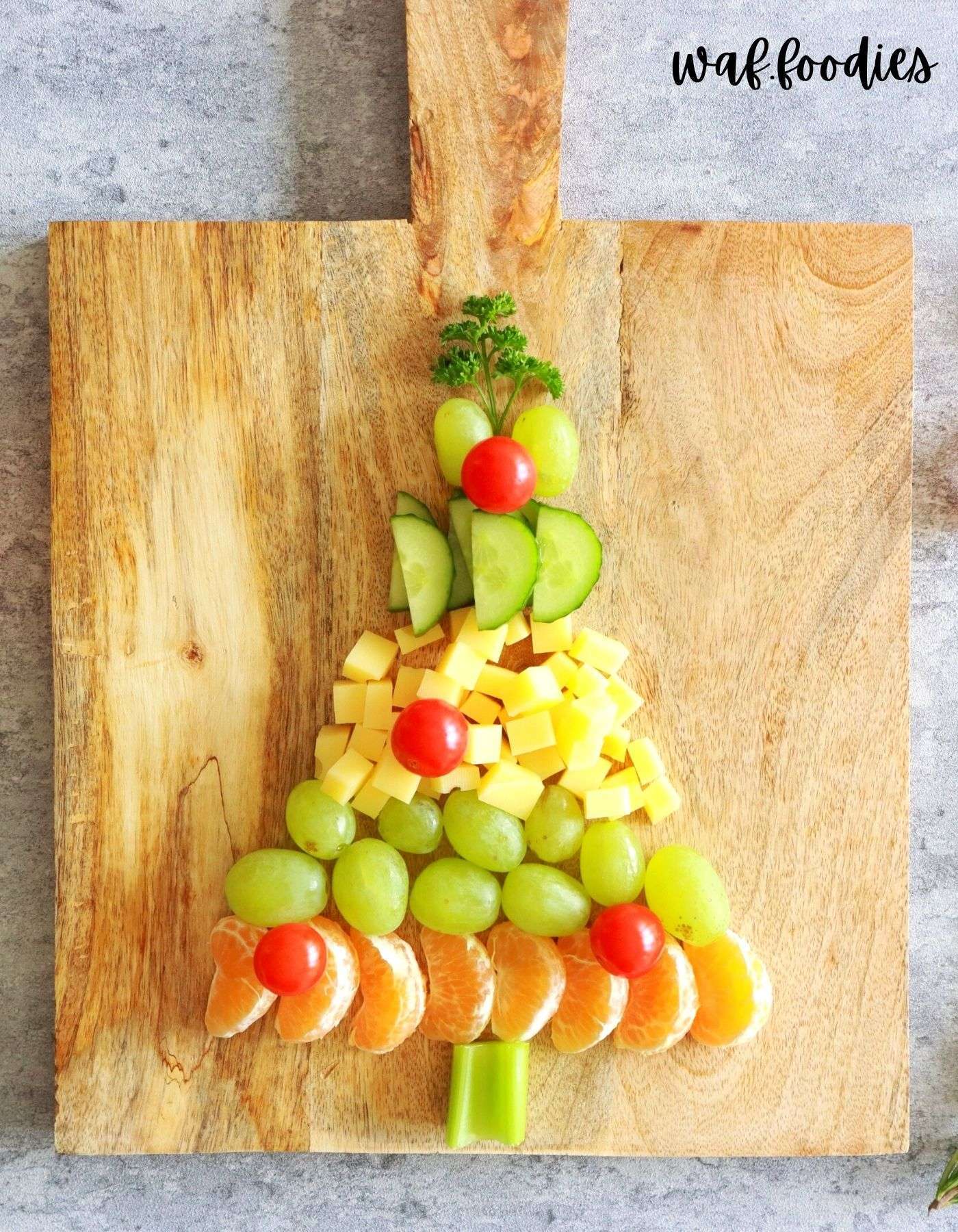 Essbarer Weihnachtsbaum Gesunde Snackplatte aus Obst und Gemüse