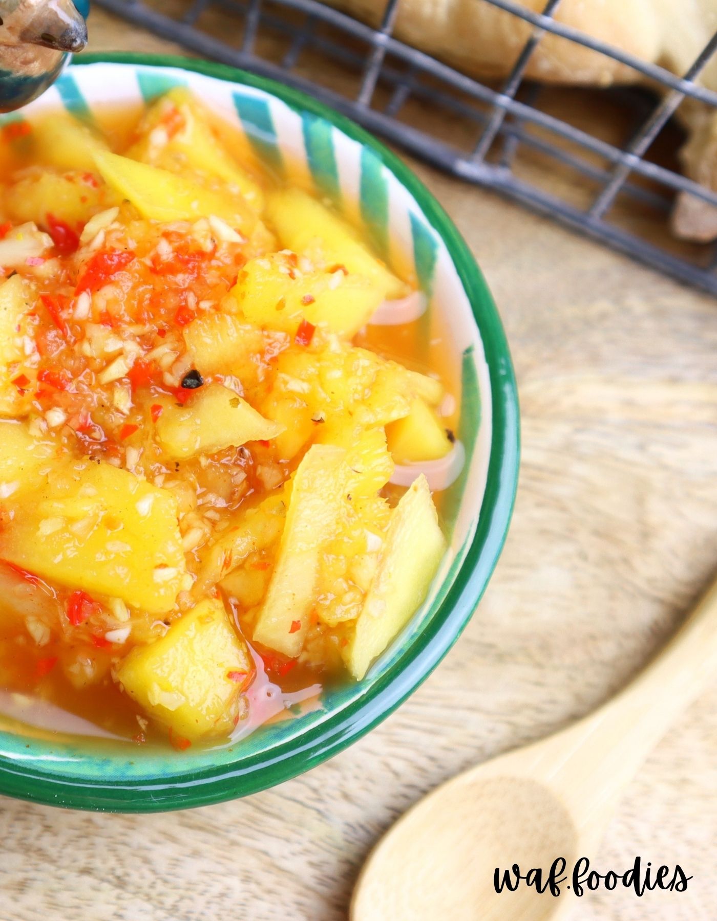 Selbstgemachtes Mango Chutney ohne Kochen, serviert als fruchtiger Dip auf einem sommerlichen Snack-Board mit veganem Brot und Gemüse.