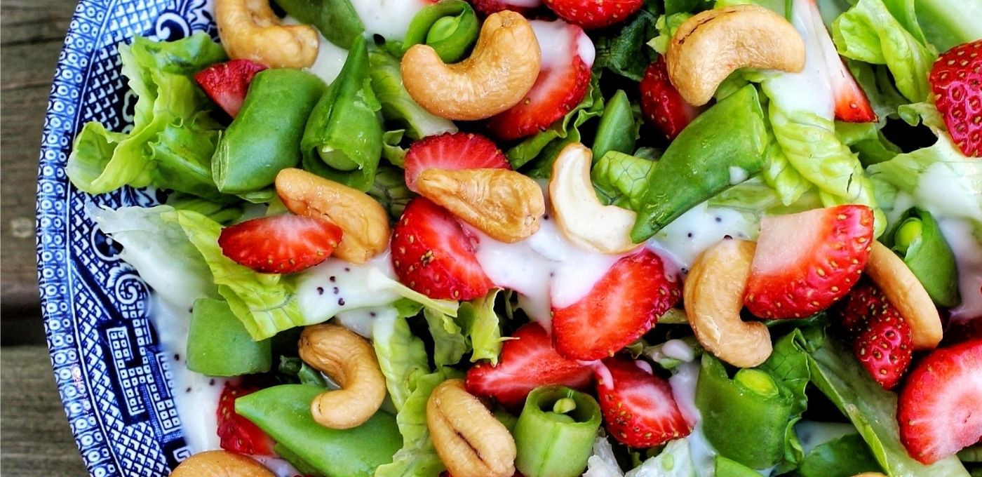 Cashew-Erdbeer-Salat mit veganem Joghurtdressing