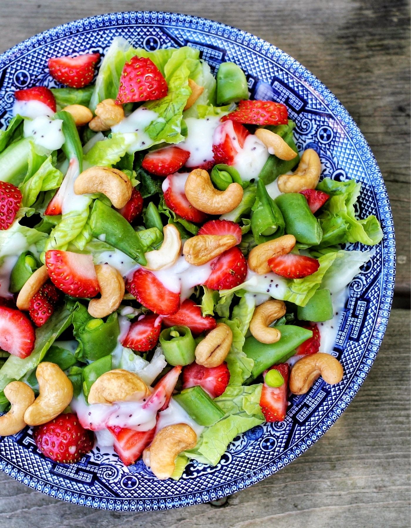 Cashew-Erdbeer-Salat mit veganem Joghurtdressing