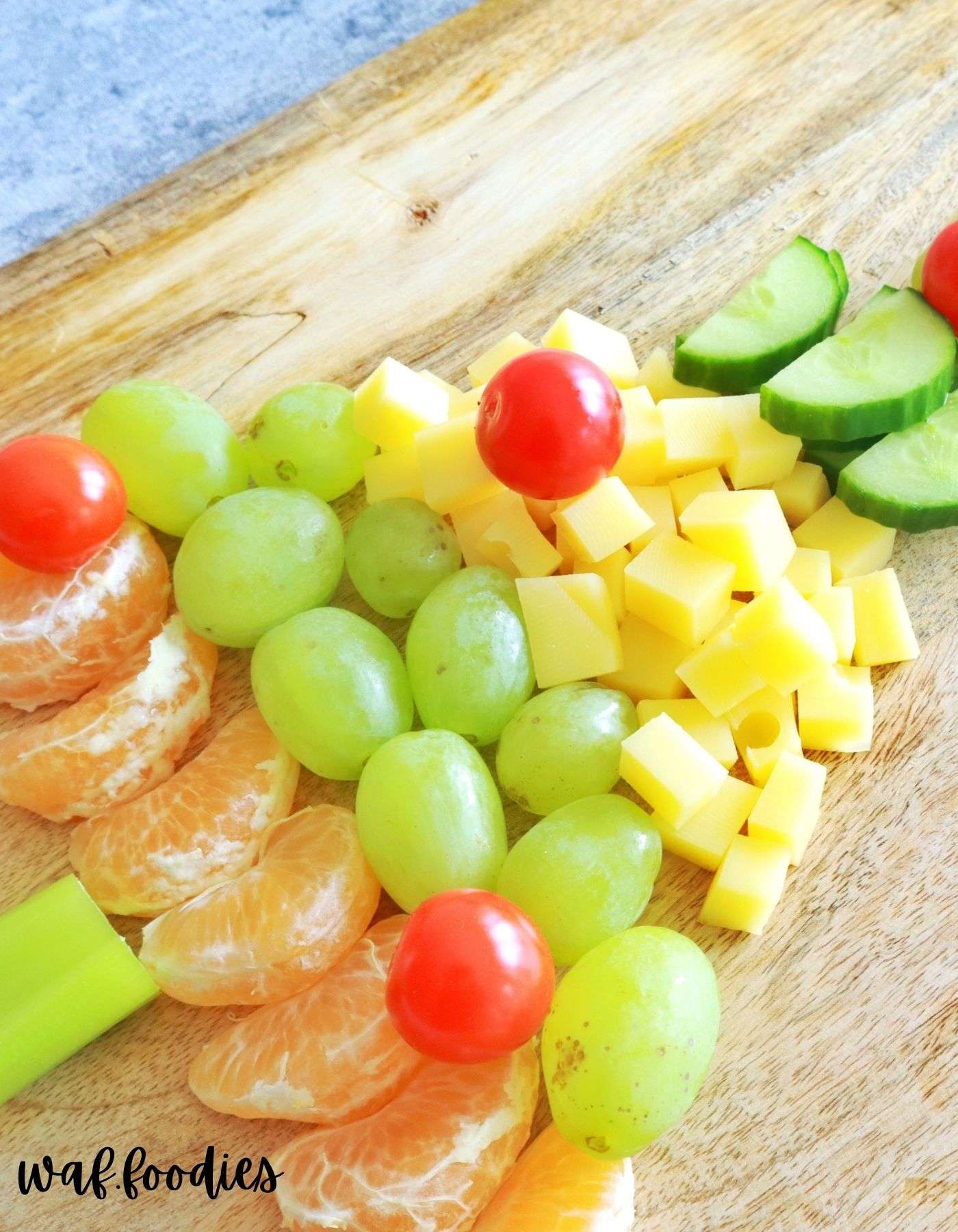 Essbarer Weihnachtsbaum Gesunde Snackplatte aus Obst und Gemüse