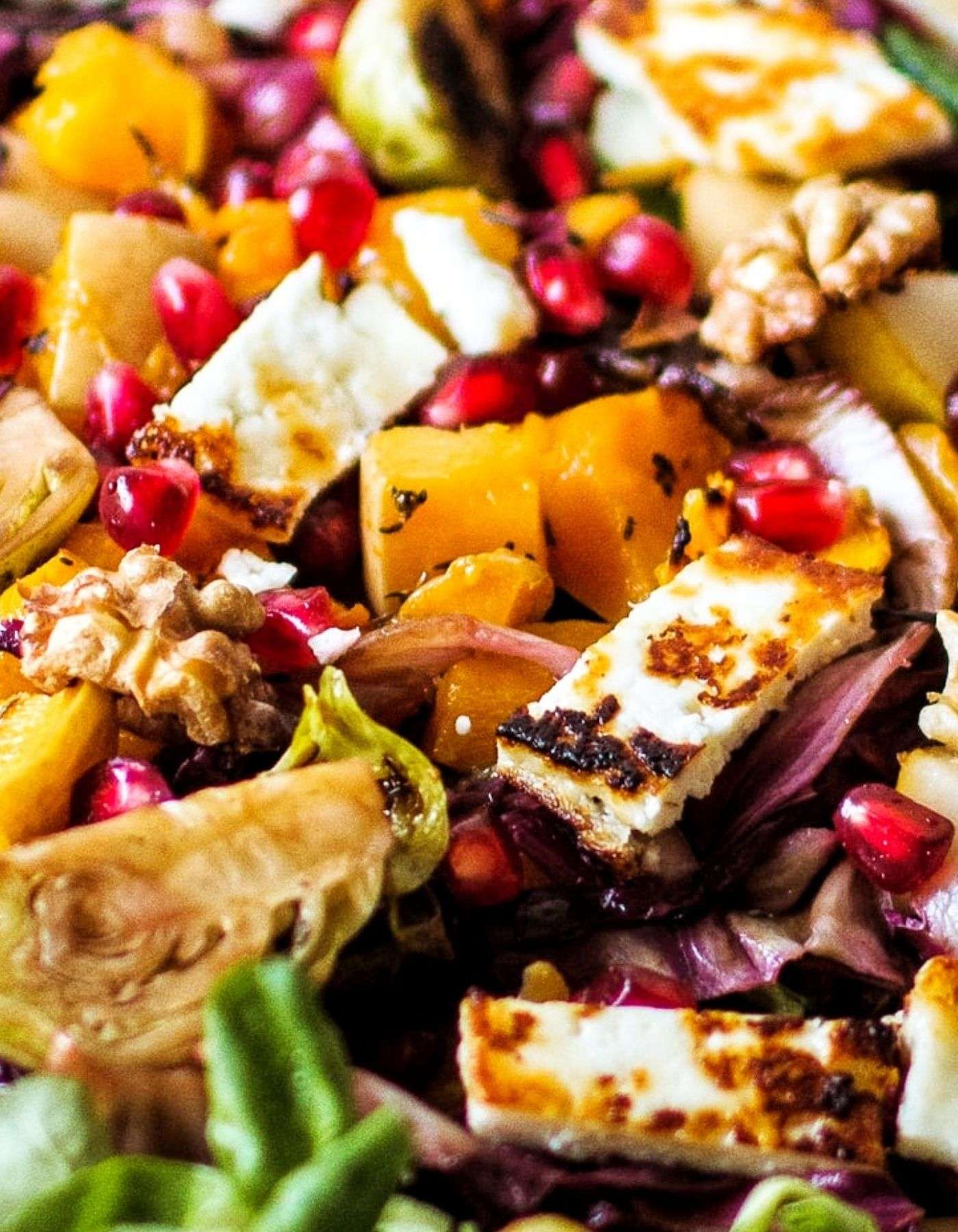 Veganer Kürbissalat mit Walnuss, Tofu und Rosenkohl