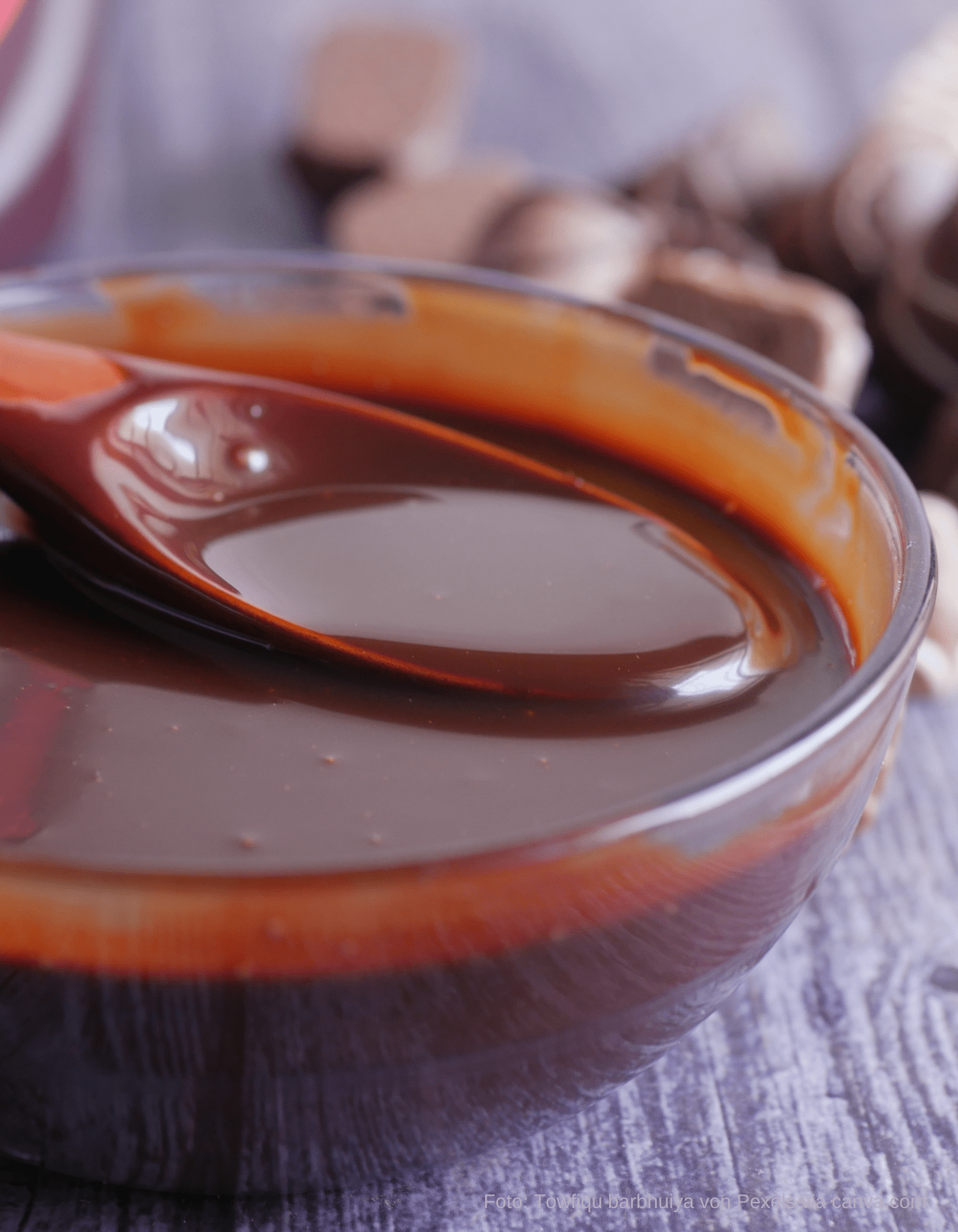 schokoladensauce in der schale