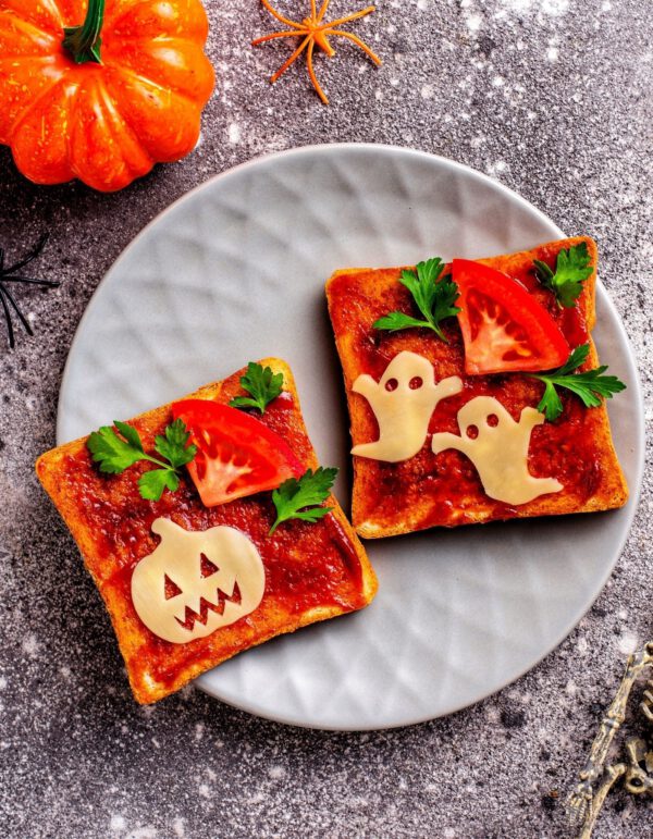 Vegane Toasts zu Halloween mit Käsefiguren | Gespenster und Kürbis