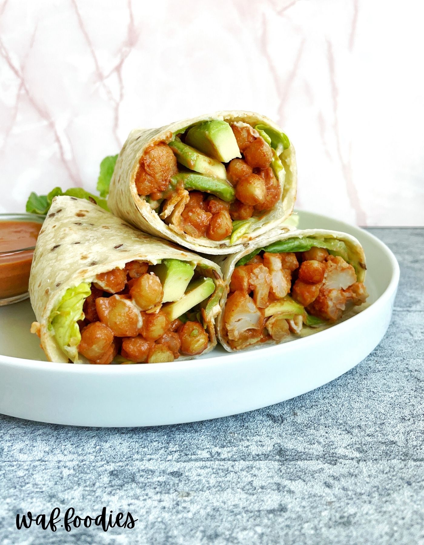 Veganer Buffalo Wrap mit Kichererbsen und Avocado