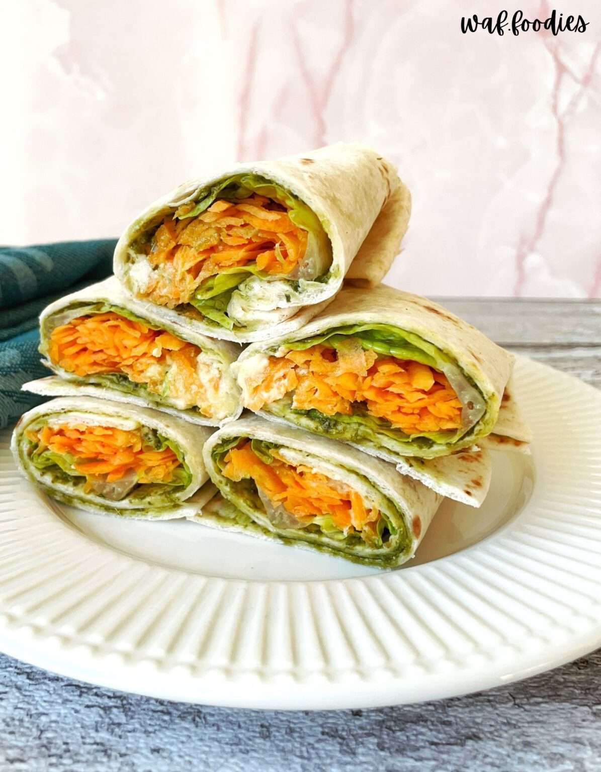 Veganer Wrap mit Hummus, Karotten und Pesto Rezept Veganer Wrap mit Hummus, Karotten und Pesto Rezept