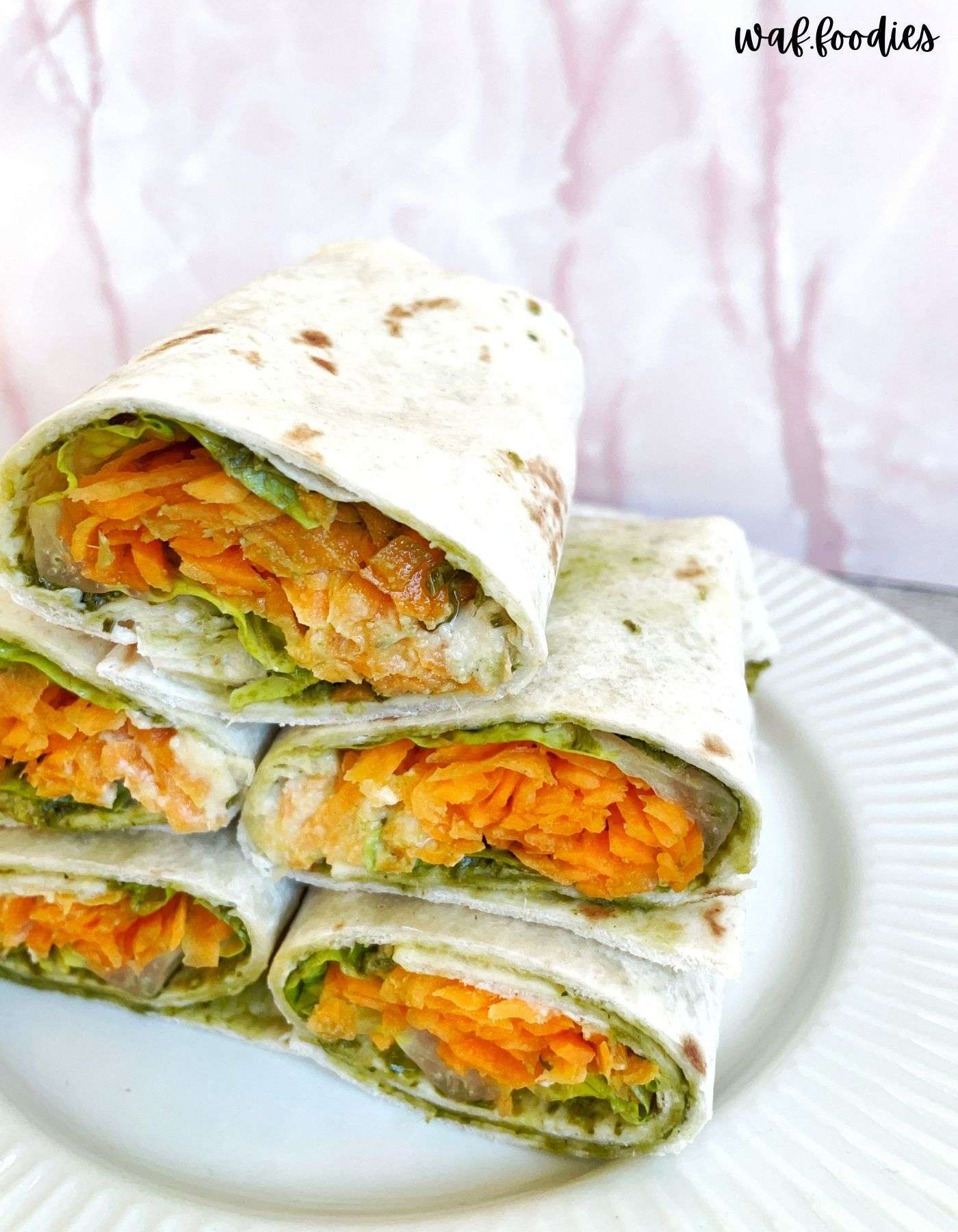 Veganer Wrap mit Hummus, Karotten und Pesto Rezept