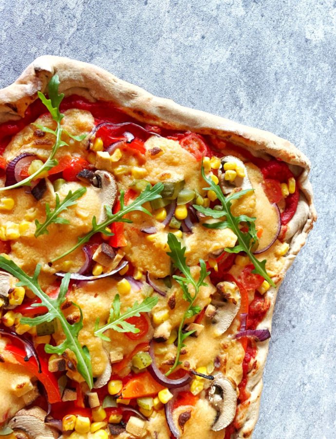 Vegane Pizza mit selbstgemachter Käsesauce