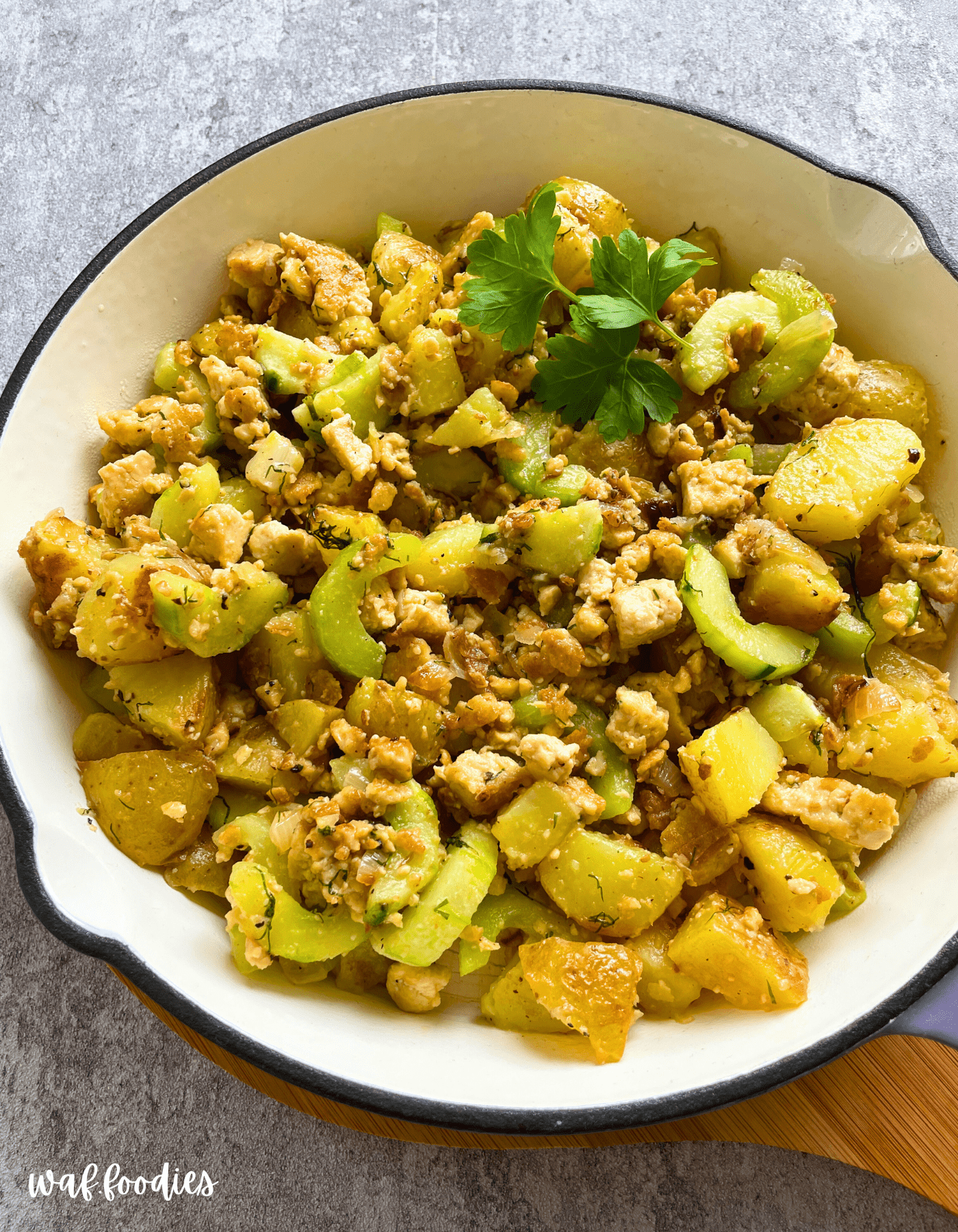Knusprig gebratene Kartoffelwürfel mit zerkrümeltem Tofu