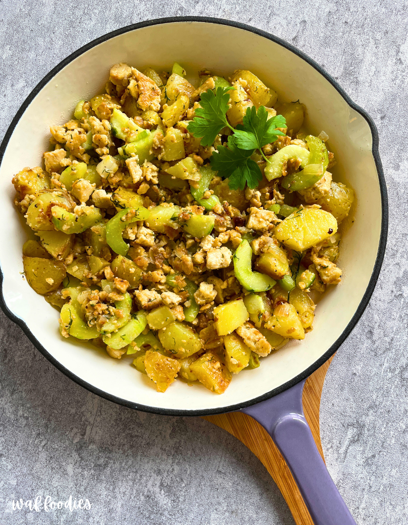 Vegane Kartoffelpfanne angerichtet in einem tiefen Teller