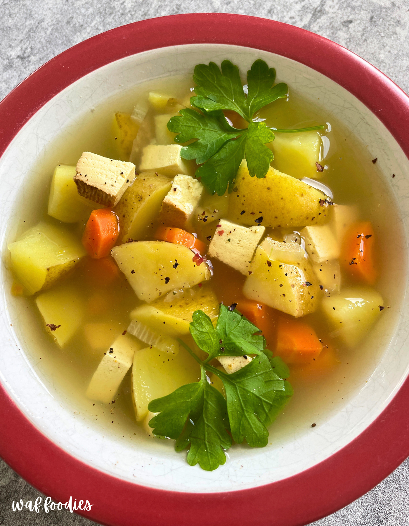 Frisch gehackte Petersilie auf cremiger Suppe