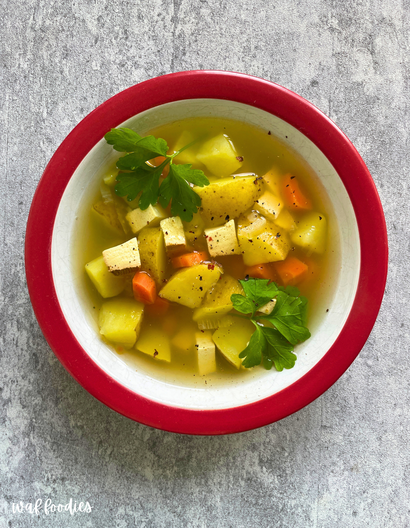 Topf mit köchelnder Suppe auf dem Herd