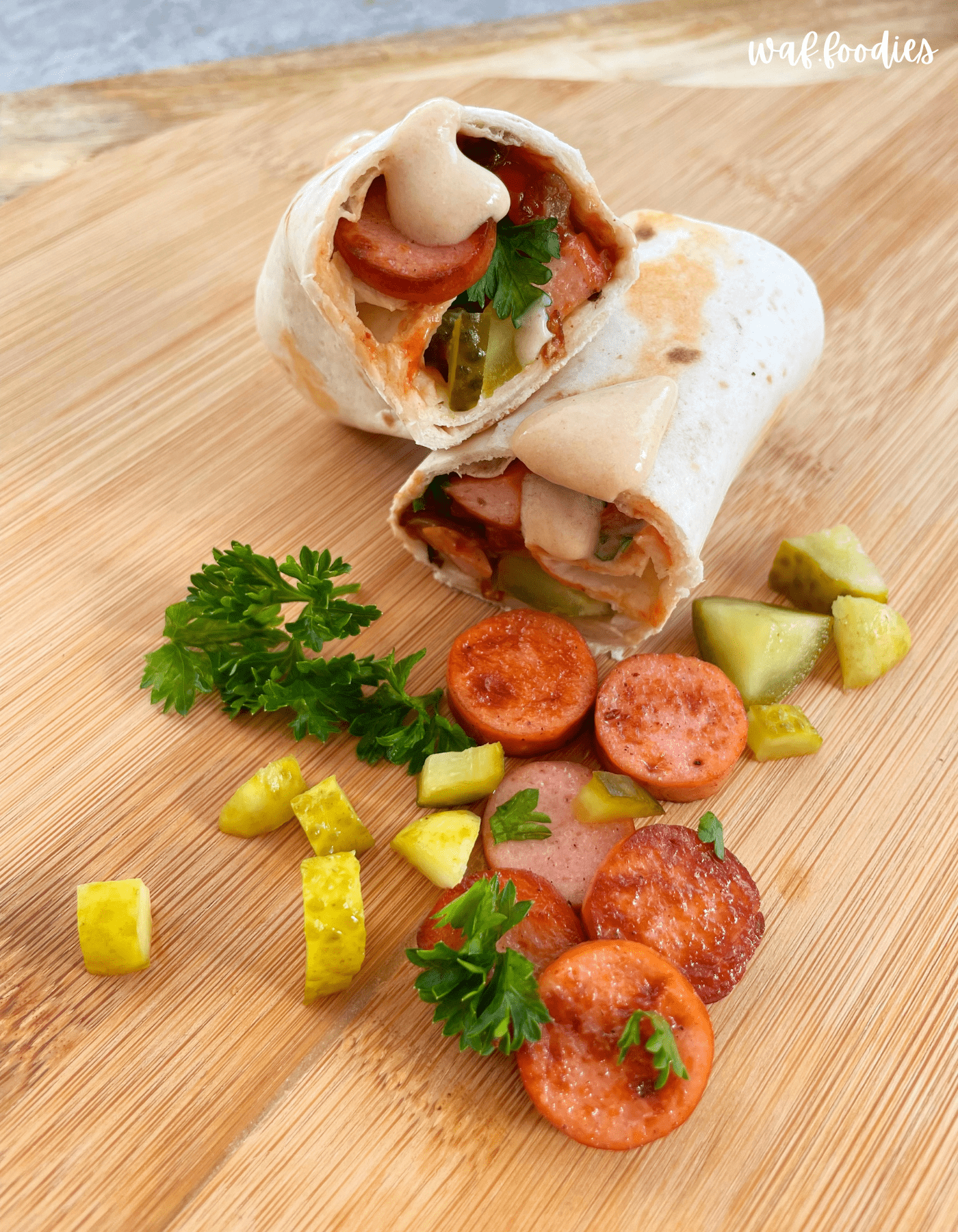 Schnelles Rezept für herzhafte Wraps mit veganer Wurst, Gewürzgurken und cremiger Burgersauce