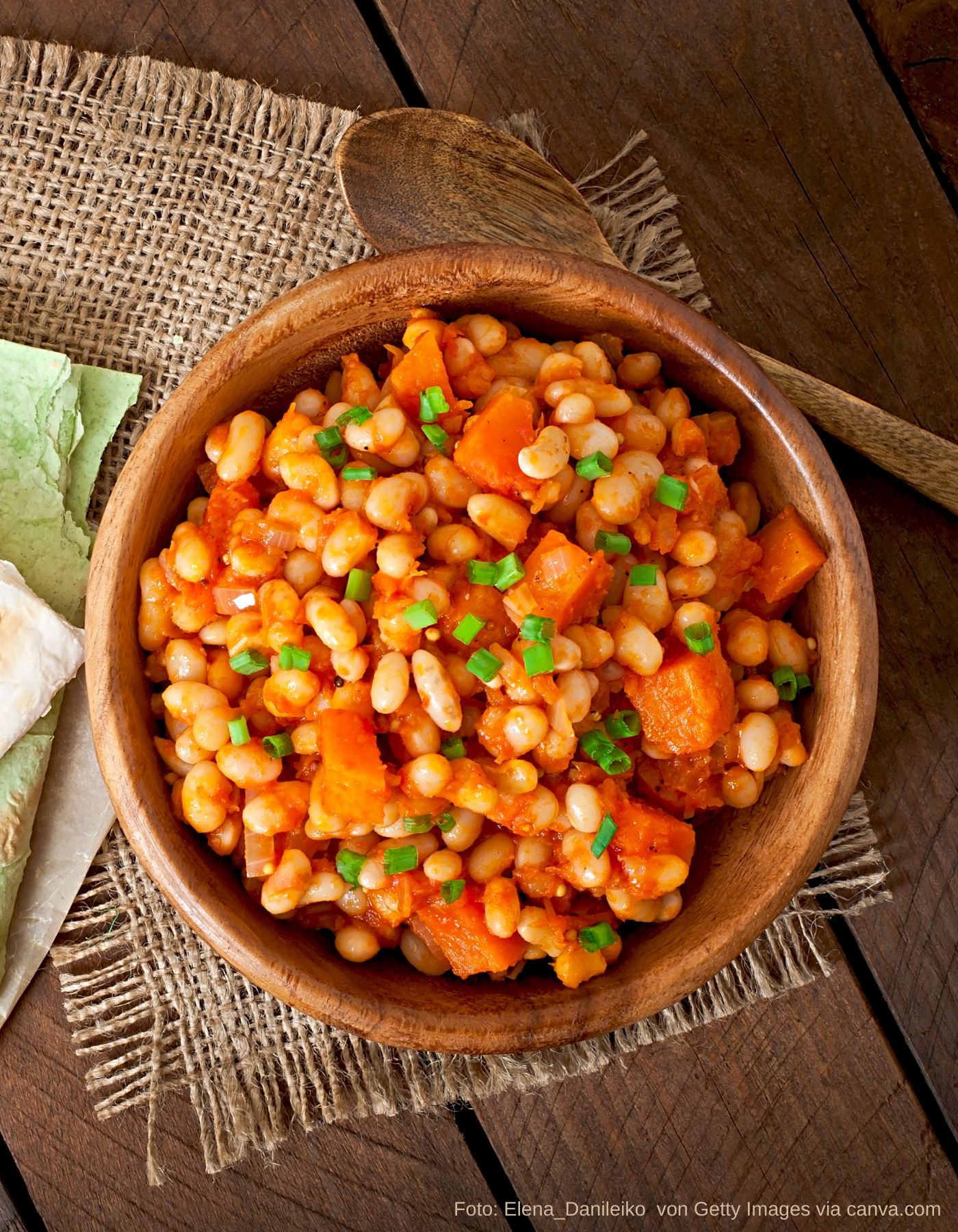 Herzhafter veganer Kürbis-Bohnen-Eintopf in Schale serviert