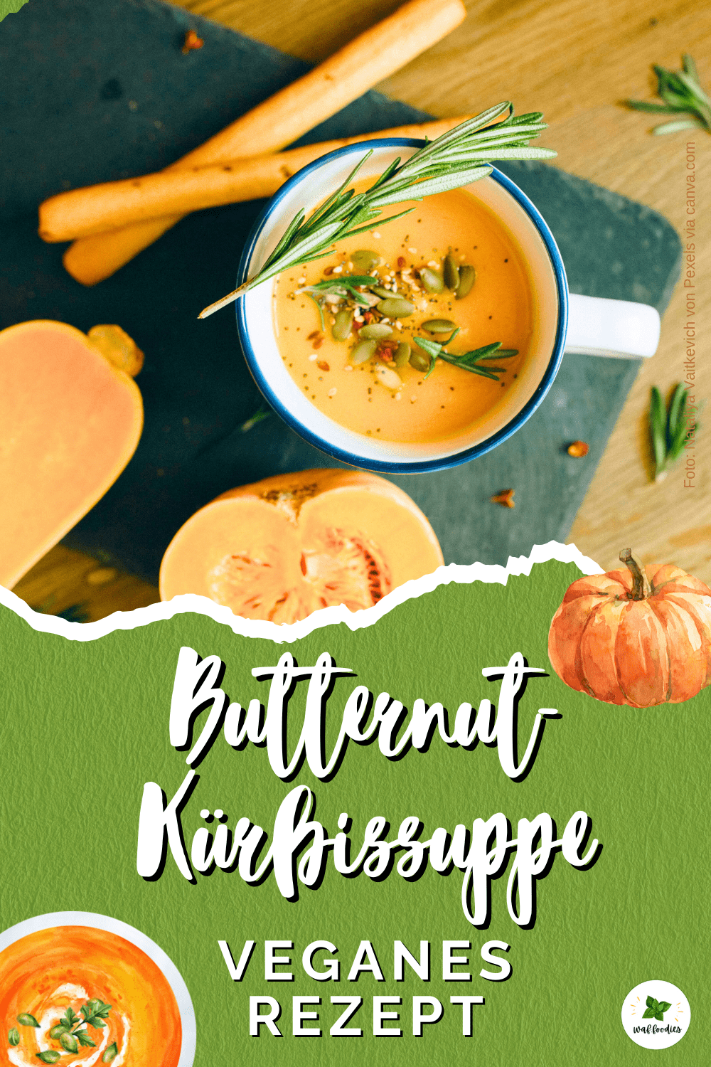 Cremige vegane Kürbissuppe im Teller mit Brotbeilage