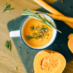Zutaten für vegane Kürbissuppe: Butternut, Zwiebel, Knoblauch, Ingwer