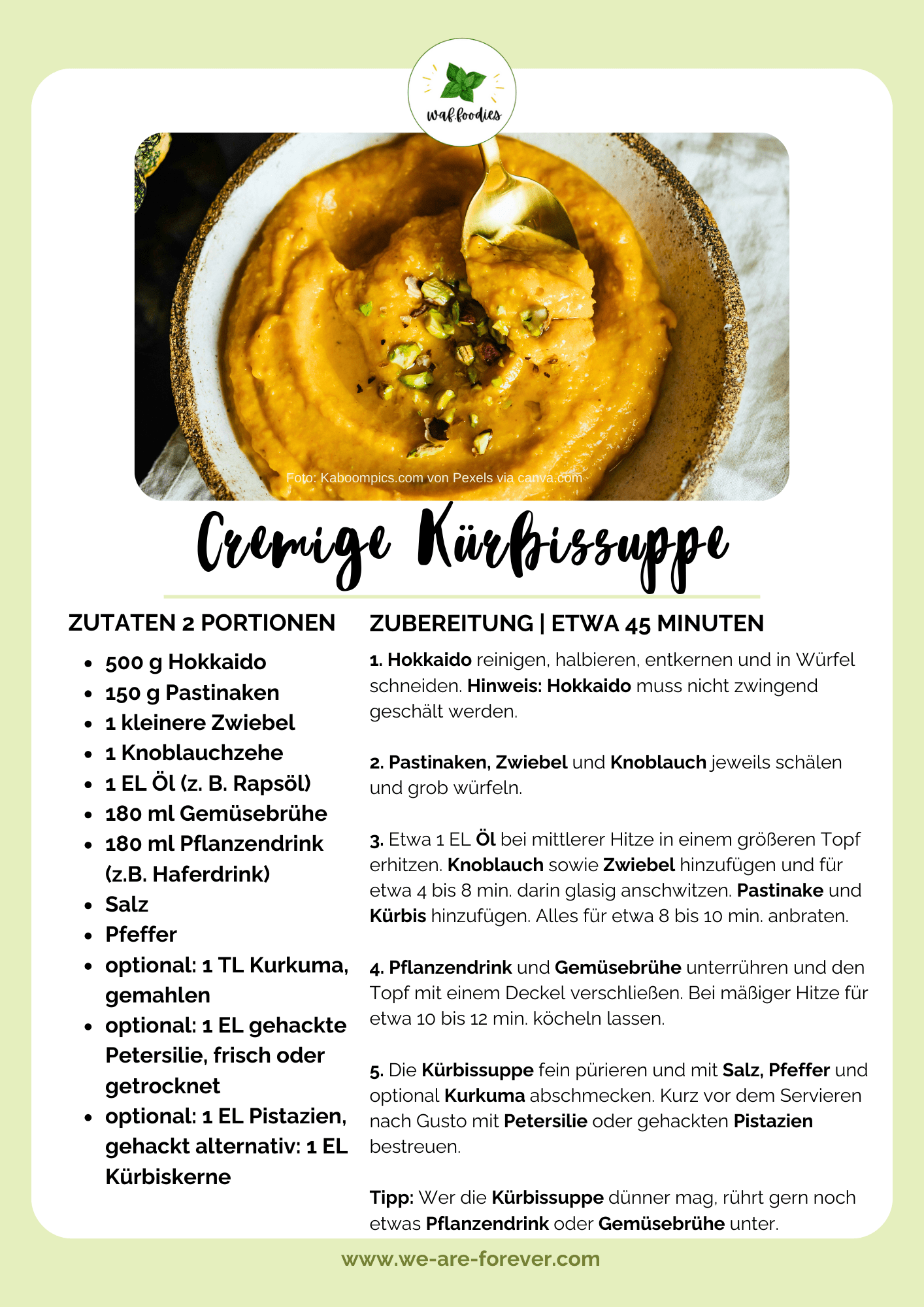 Vegane cremige Kürbissuppe in Schale mit Pistazien-Topping