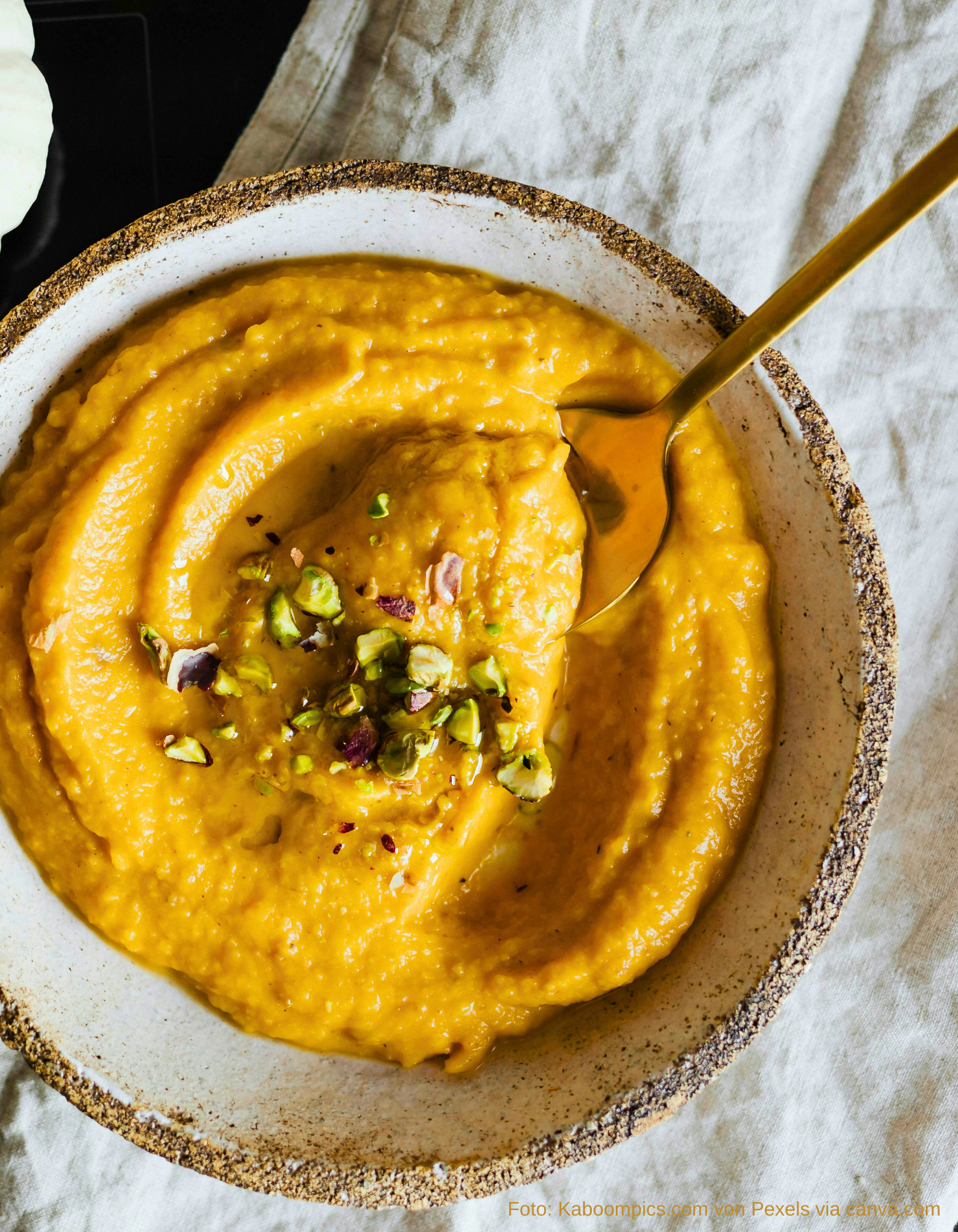 Herbstliche Suppe mit Kürbiskernen und Kurkuma