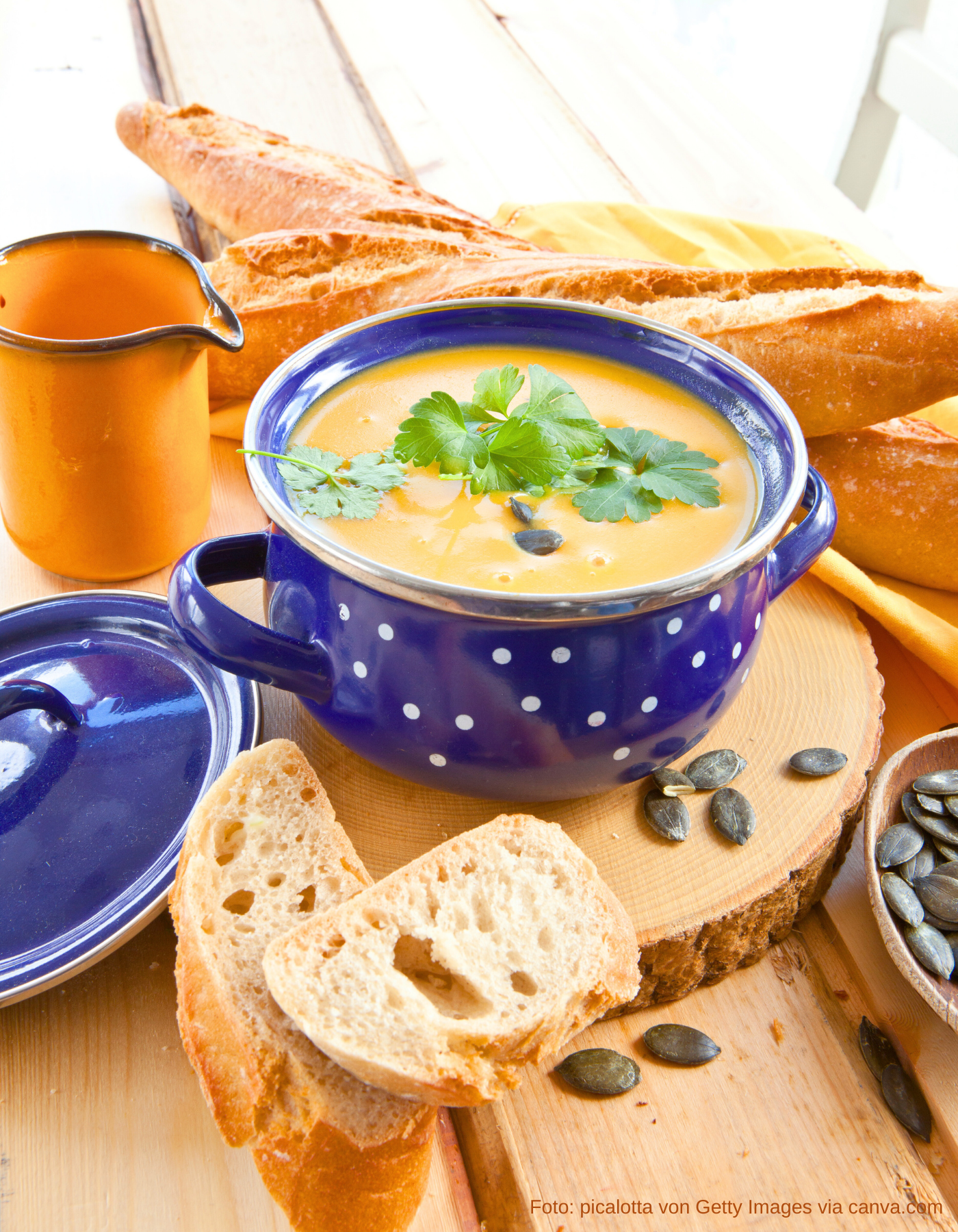 Herbstliche Kürbissuppe mit Kokosmilch cremig angerichtet