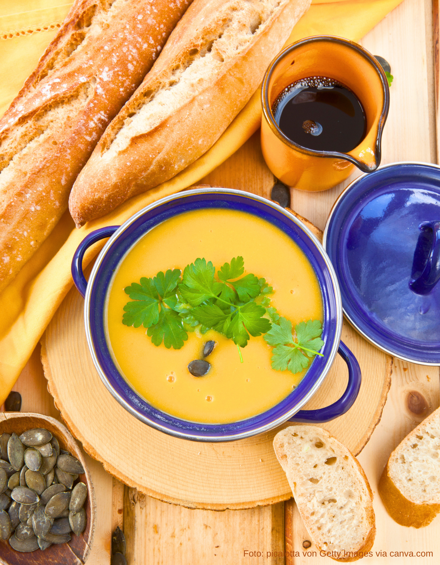 Cremige Kürbis-Kokos-Suppe in weißer Schale mit Kürbiskernen