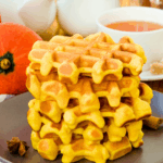 Zutaten für Kürbiswaffeln: Kürbispüree, Banane, Dinkelmehl und Pflanzendrink