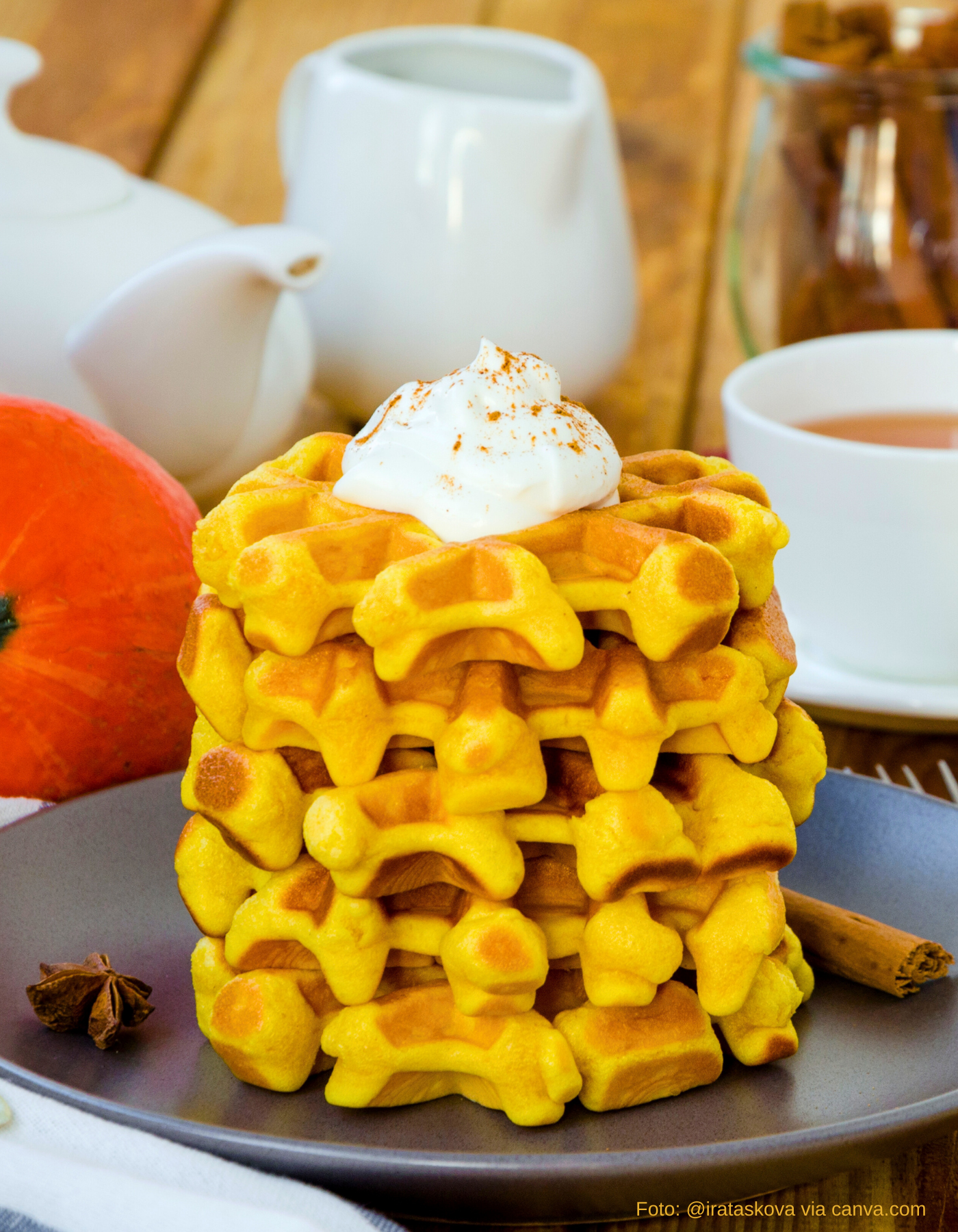 Frisch gebackene Kürbiswaffeln im Waffeleisen