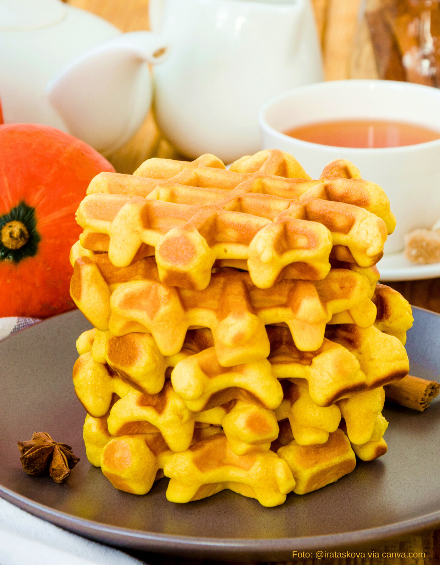 Zutaten für Kürbiswaffeln: Kürbispüree, Banane, Dinkelmehl und Pflanzendrink