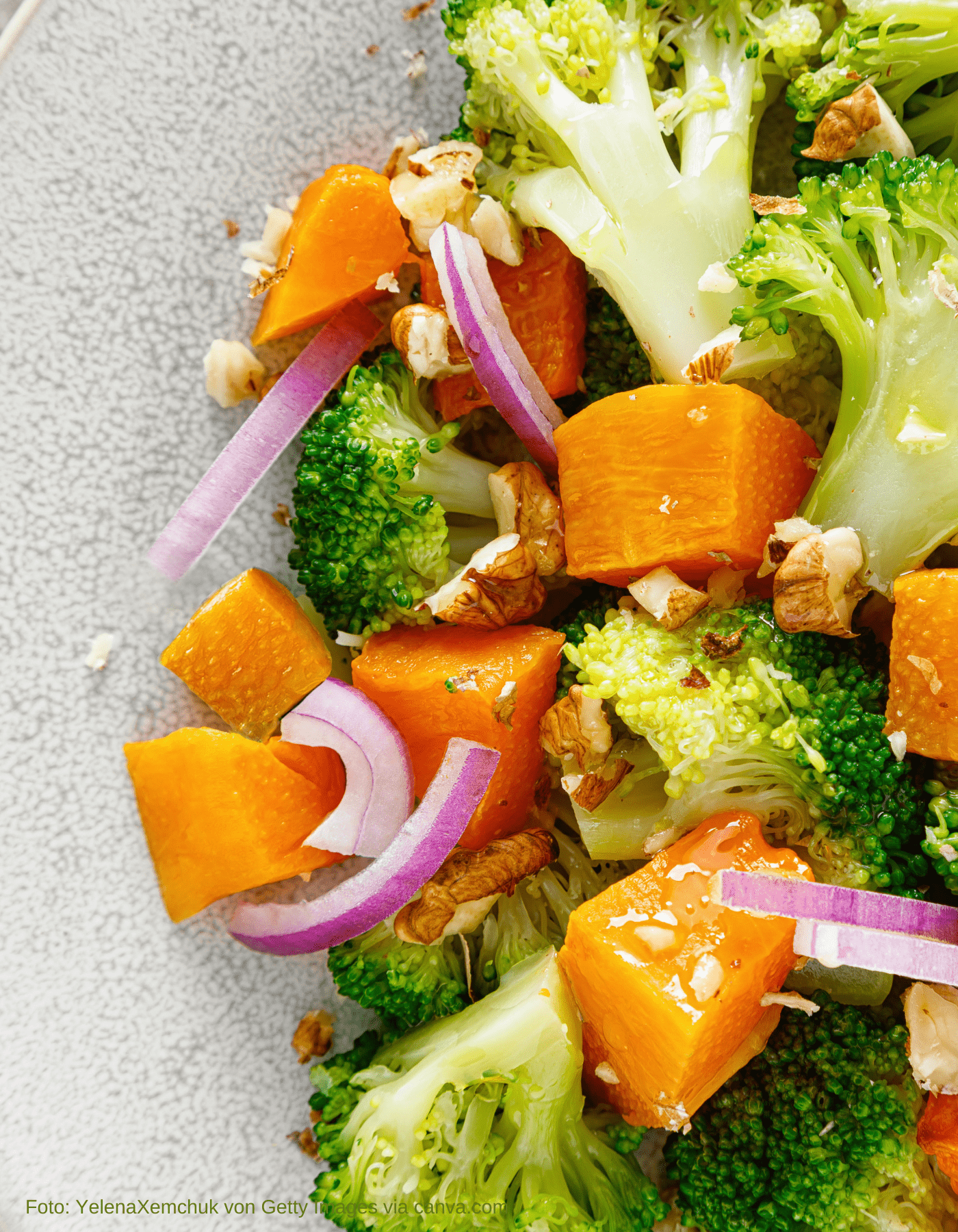 Bunter Herbstsalat mit Brokkoli, Kürbis und Walnüssen