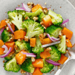 Salat mit Kürbis und Brokkoli vegan serviert