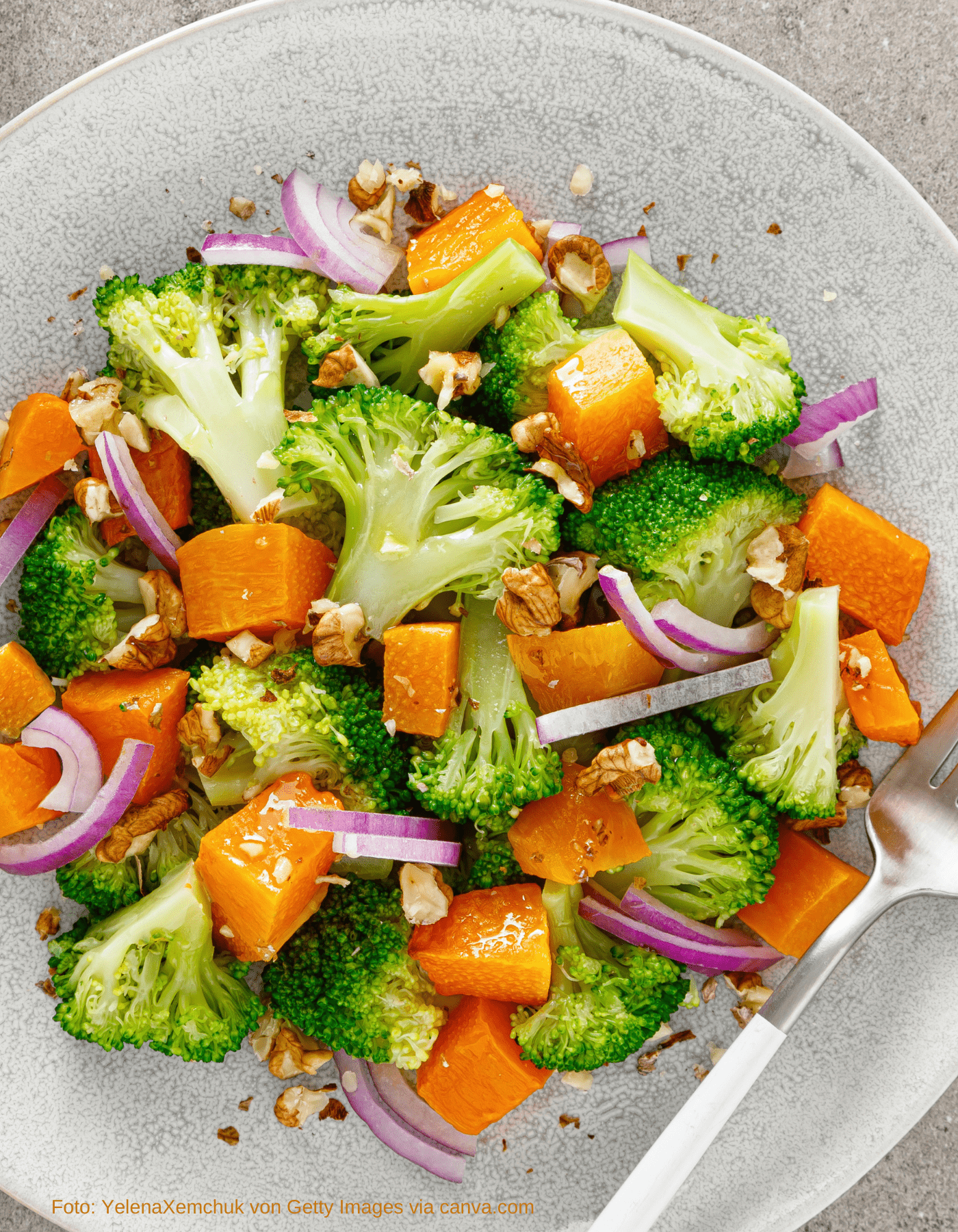 Salat mit Kürbis und Brokkoli vegan serviert