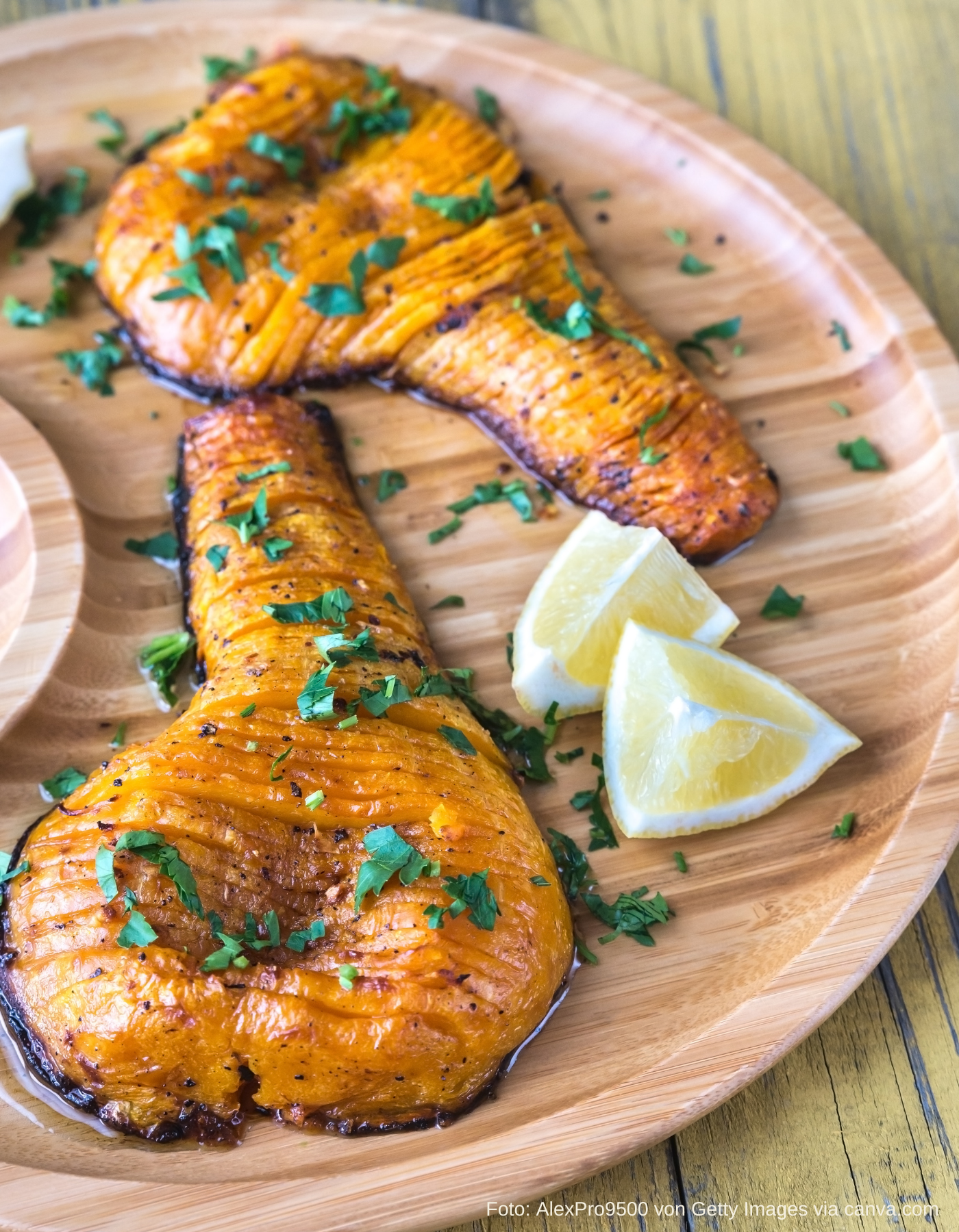 Herbstlicher Hasselback Kürbis auf Backblech angerichtet