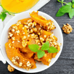 Roh geraspelter Kürbis mit Zimt und Agavendicksaft