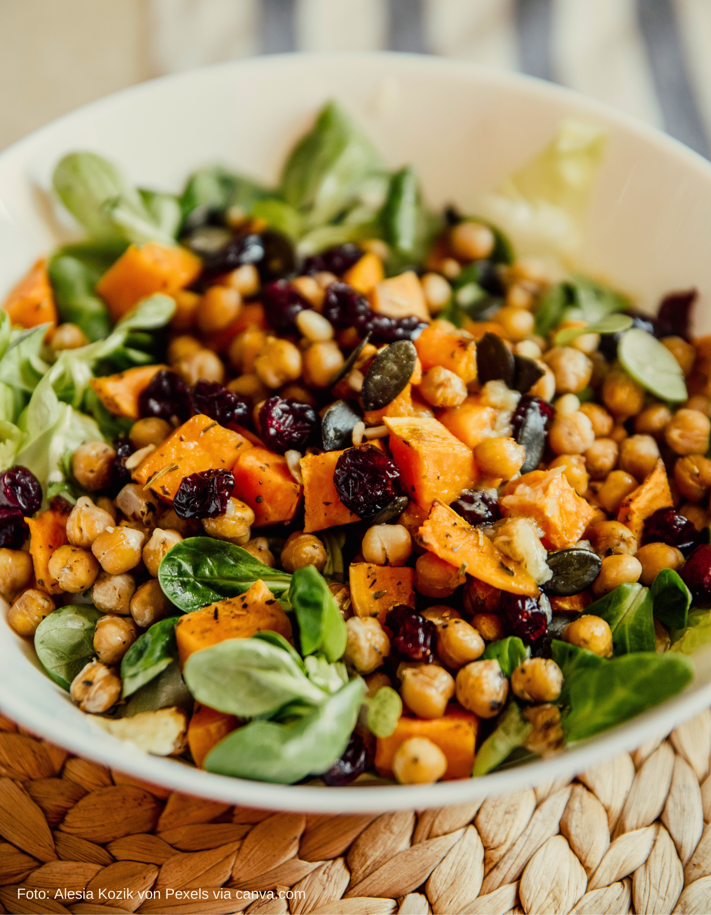 Vegane Herbstsalat-Bowl mit Kürbis und Feldsalat