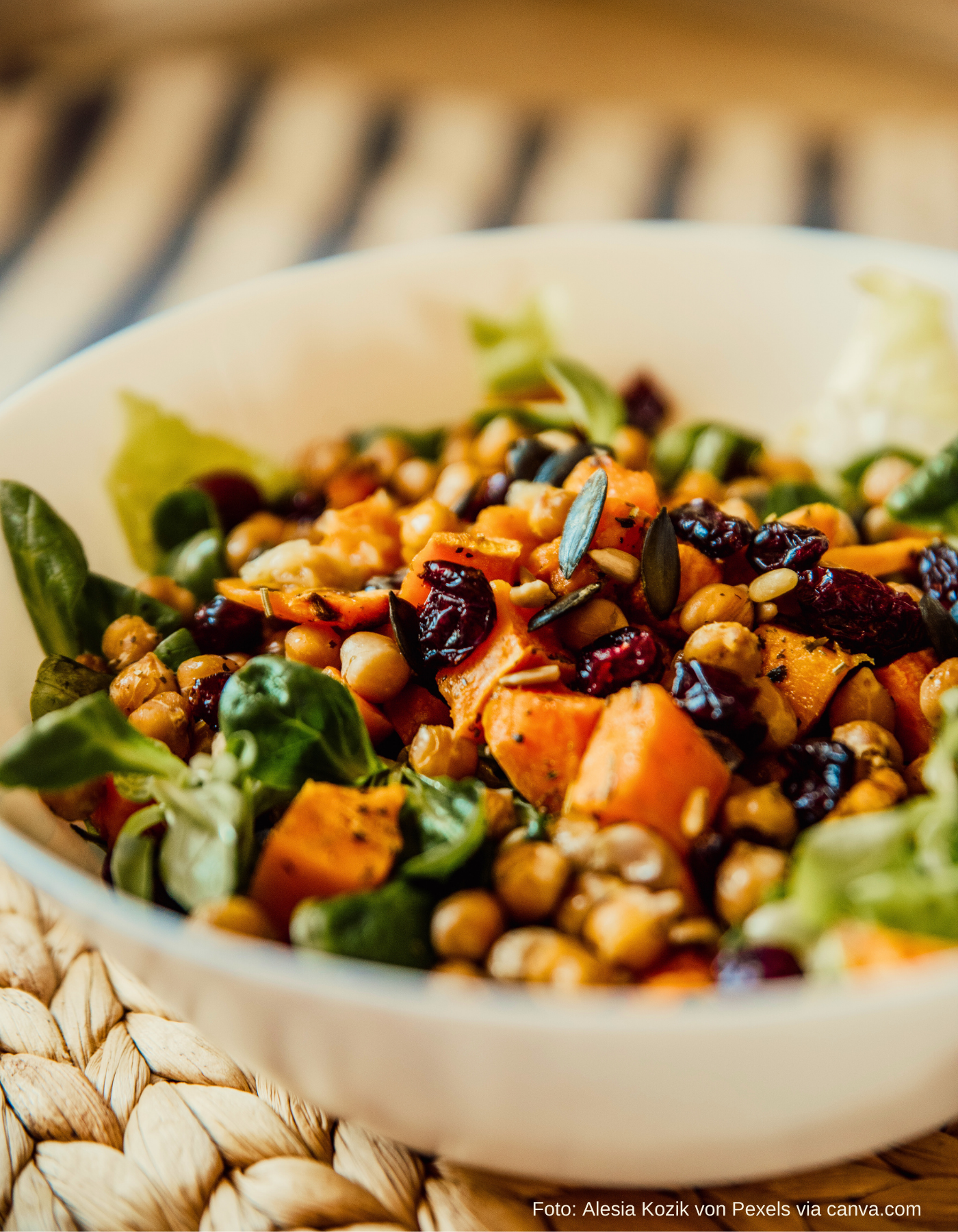 Bunter Kürbissalat mit Kichererbsen und Kürbiskernen