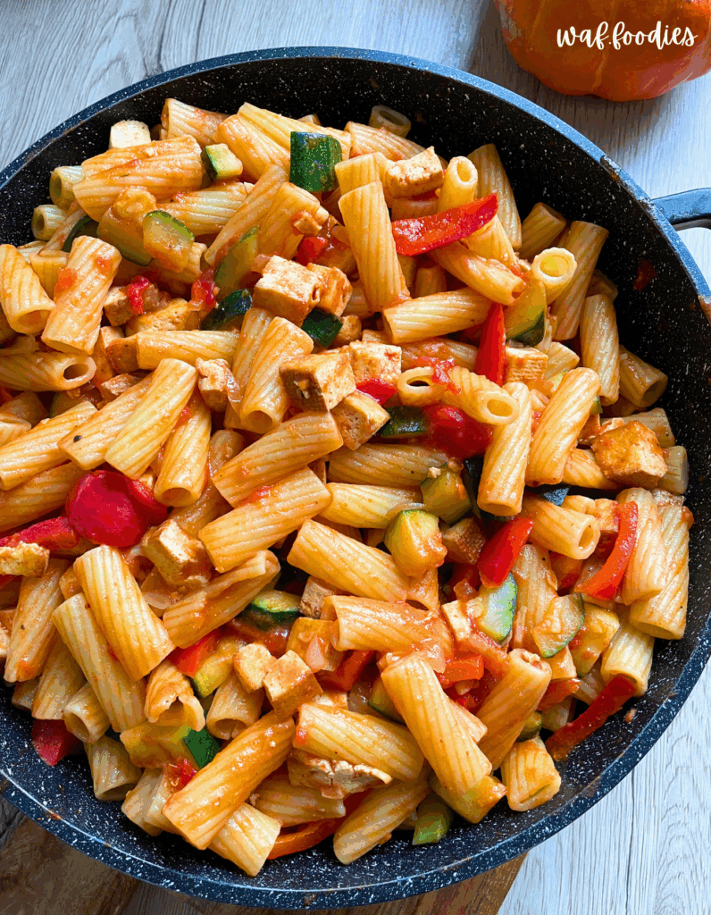 Nudelpfanne mit Tofu, Gemüse und einer fruchtigen Tomatensauce Nudelpfanne mit Tofu, Gemüse und einer fruchtigen Tomatensauce