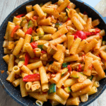 Vegetarische Pasta mit Tofu, Gemüse und selbstgemachter Tomatensauce in der Pfanne