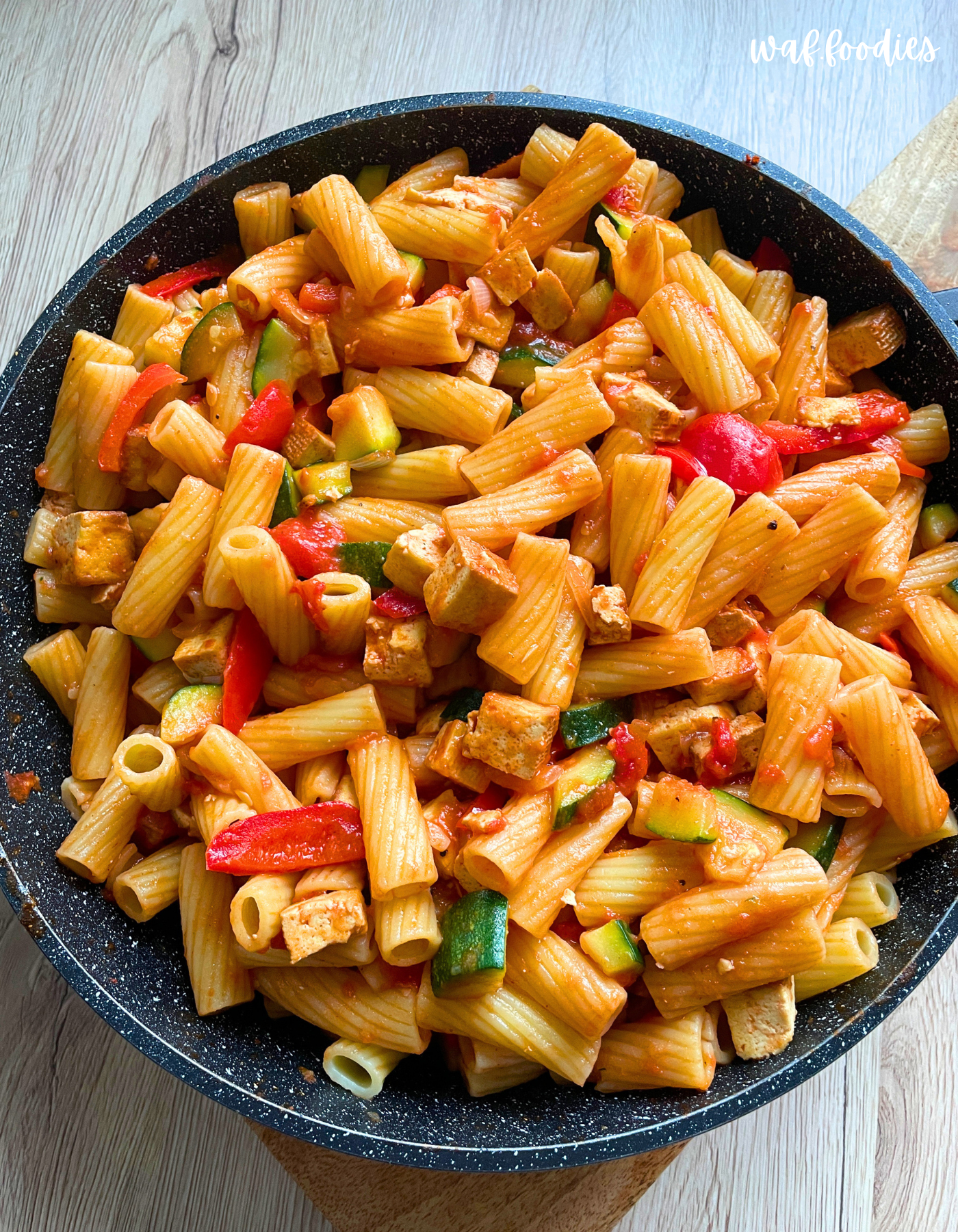 Vegetarische Pasta mit Tofu, Gemüse und selbstgemachter Tomatensauce in der Pfanne