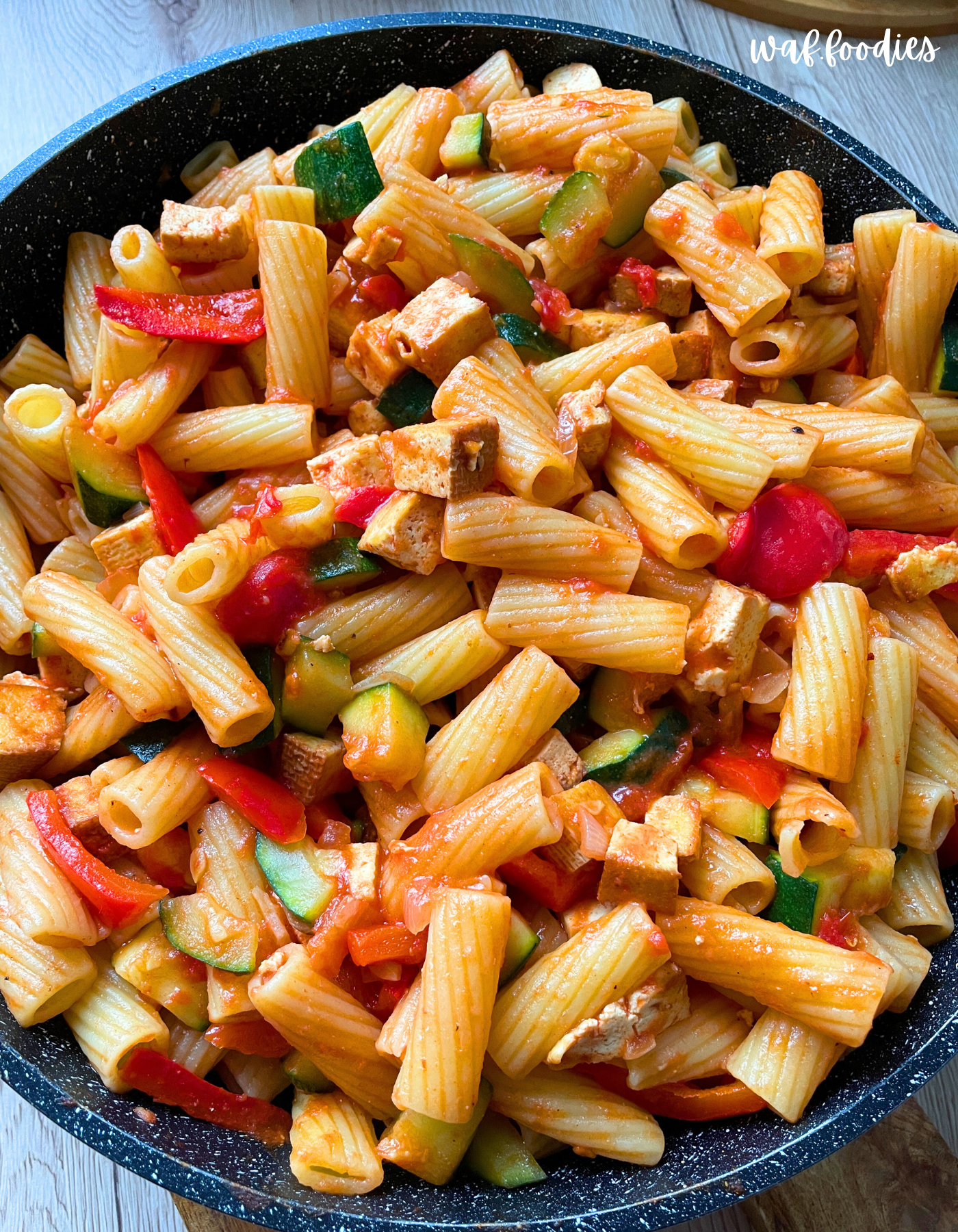 Schnelles Nudelgericht mit gebratenem Tofu, buntem Gemüse und Petersilie