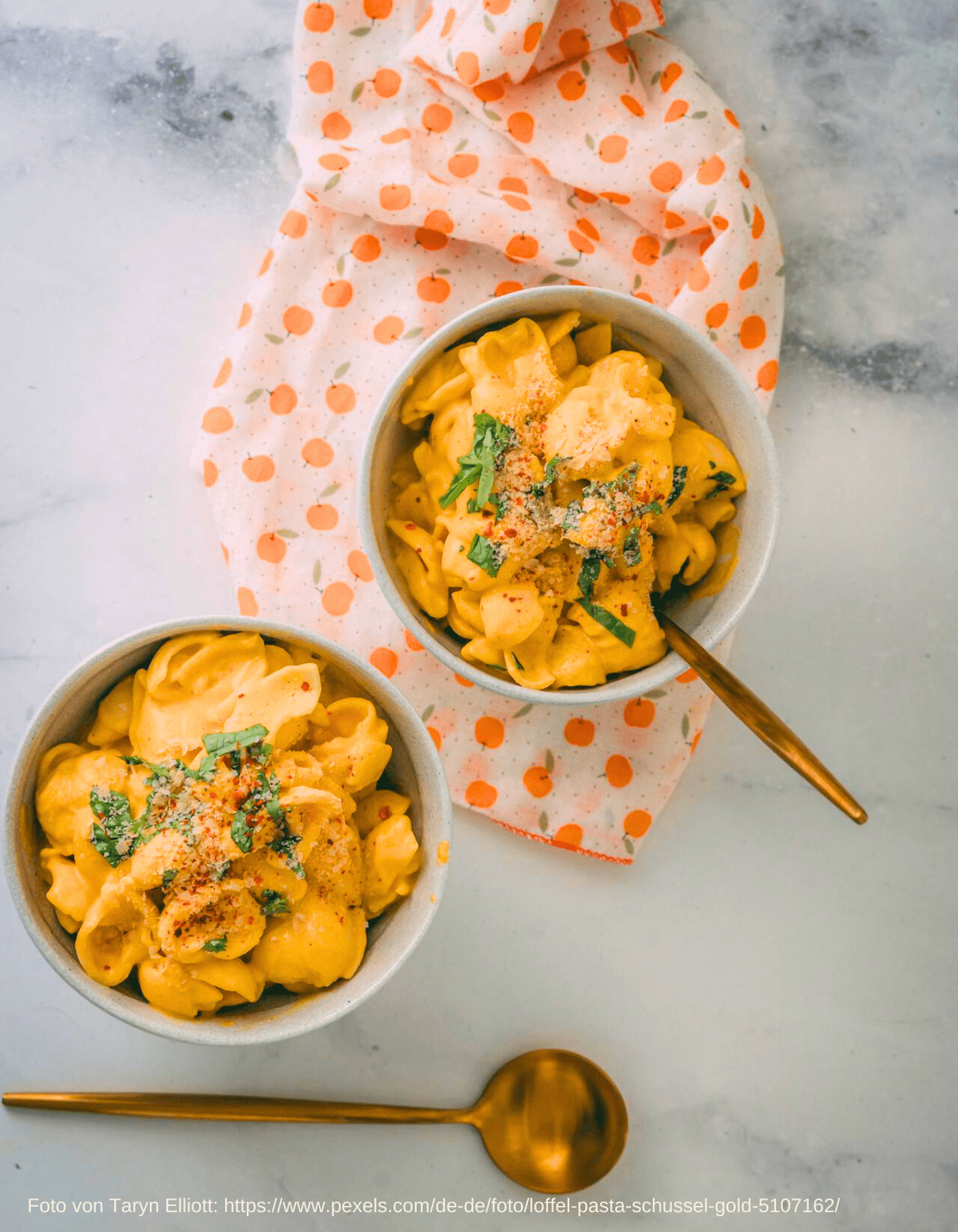 Vegane Pasta mit cremiger Butternutsauce in Schale serviert