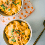 Cremige Butternut-Kürbis-Sauce über Pasta