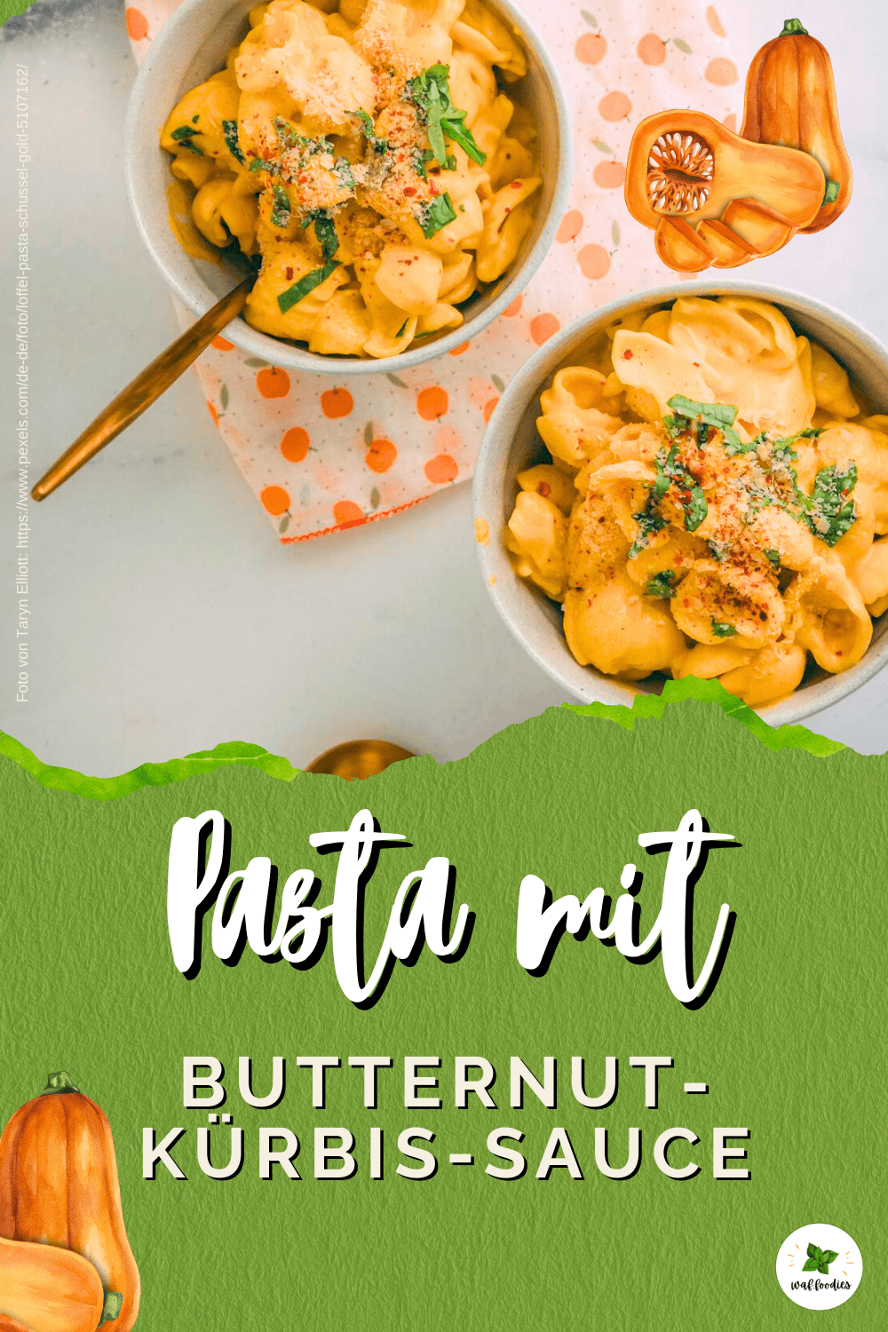 Nudeln mit Butternut-Sauce auf Teller angerichtet