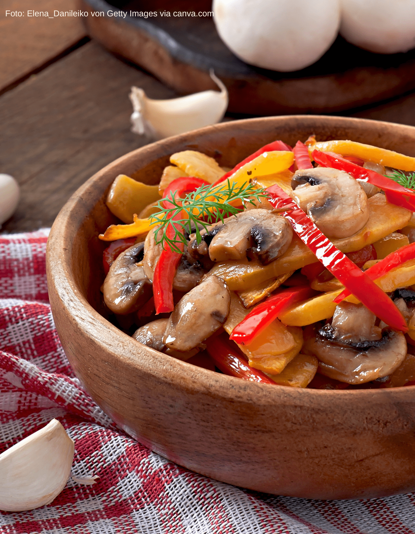 Vegane Pilz-Paprika-Kürbispfanne frisch in der Pfanne serviert