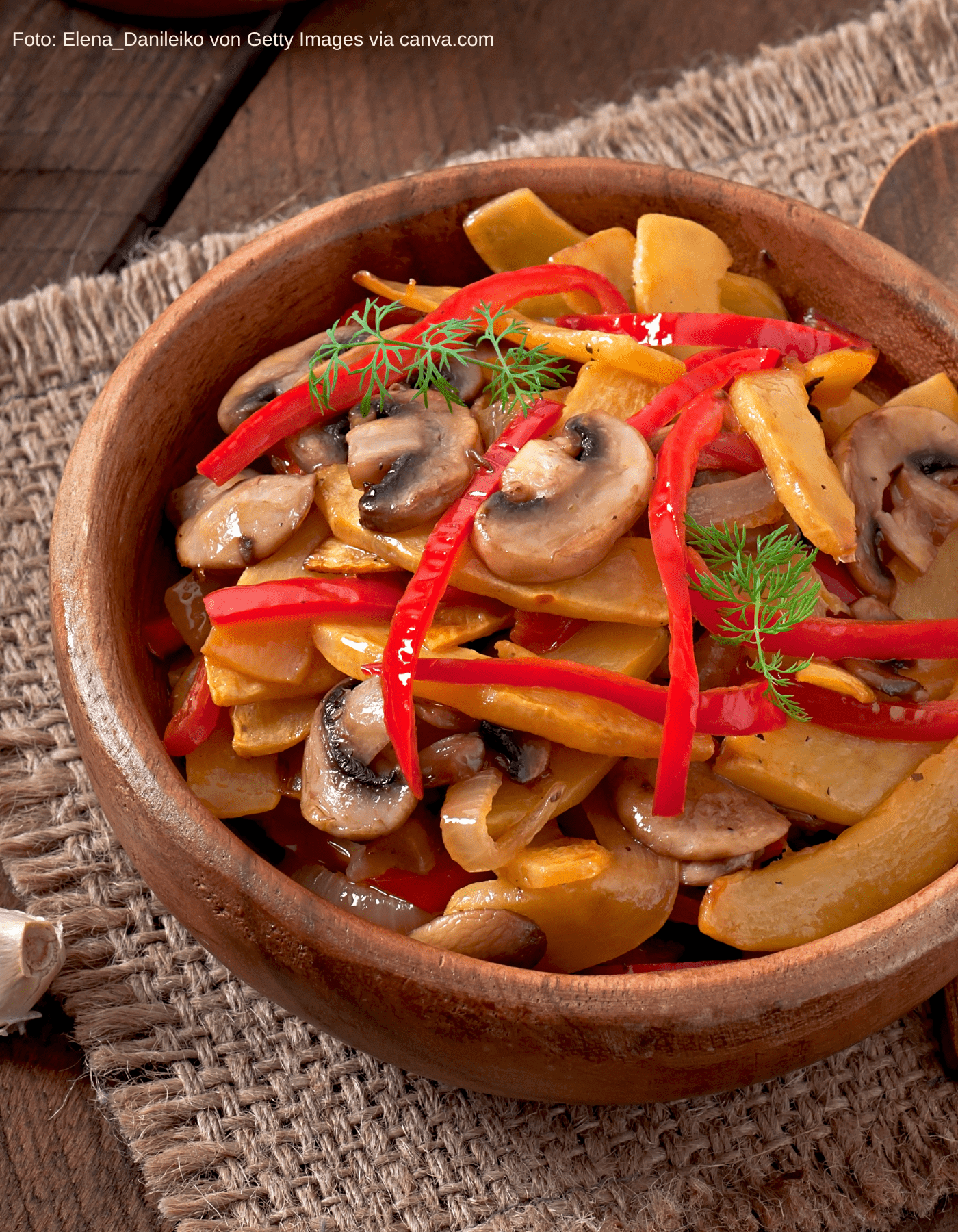 Bunte Kürbispfanne mit Champignons und Paprika